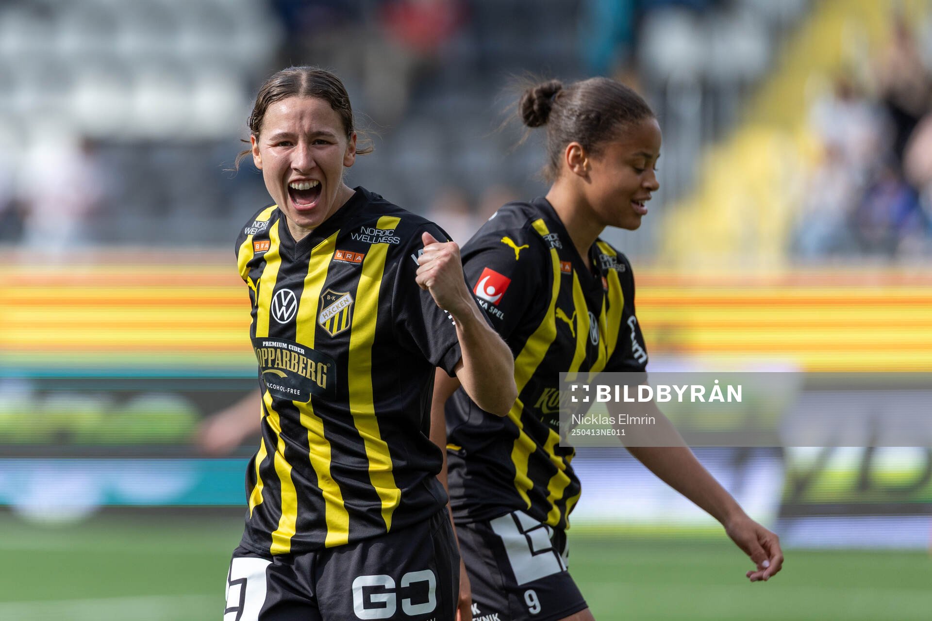 Häckens Tabby Tindell jublar