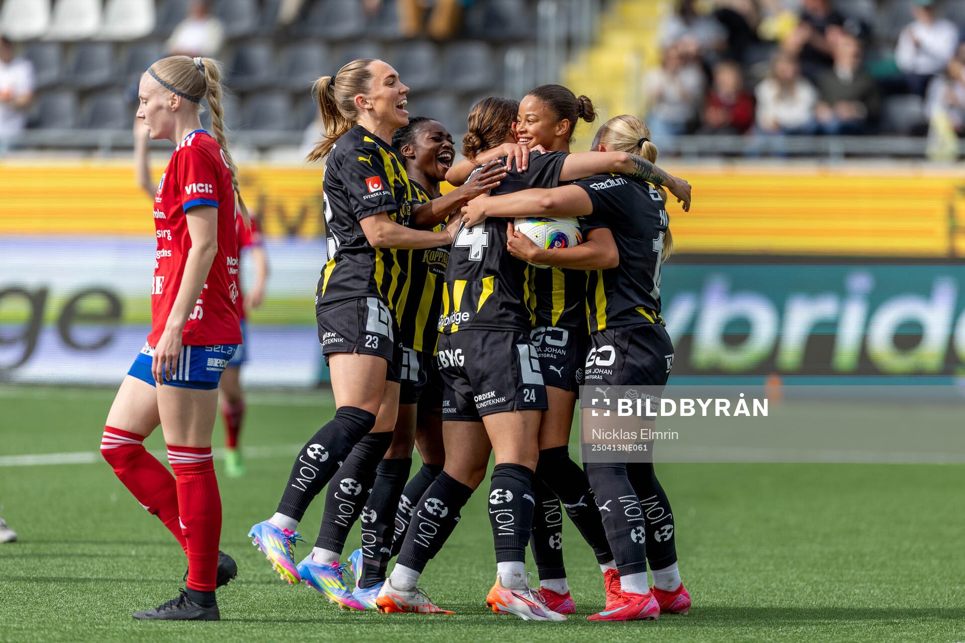 Häckens Felicia Schröder och Elin Rubensson jublar