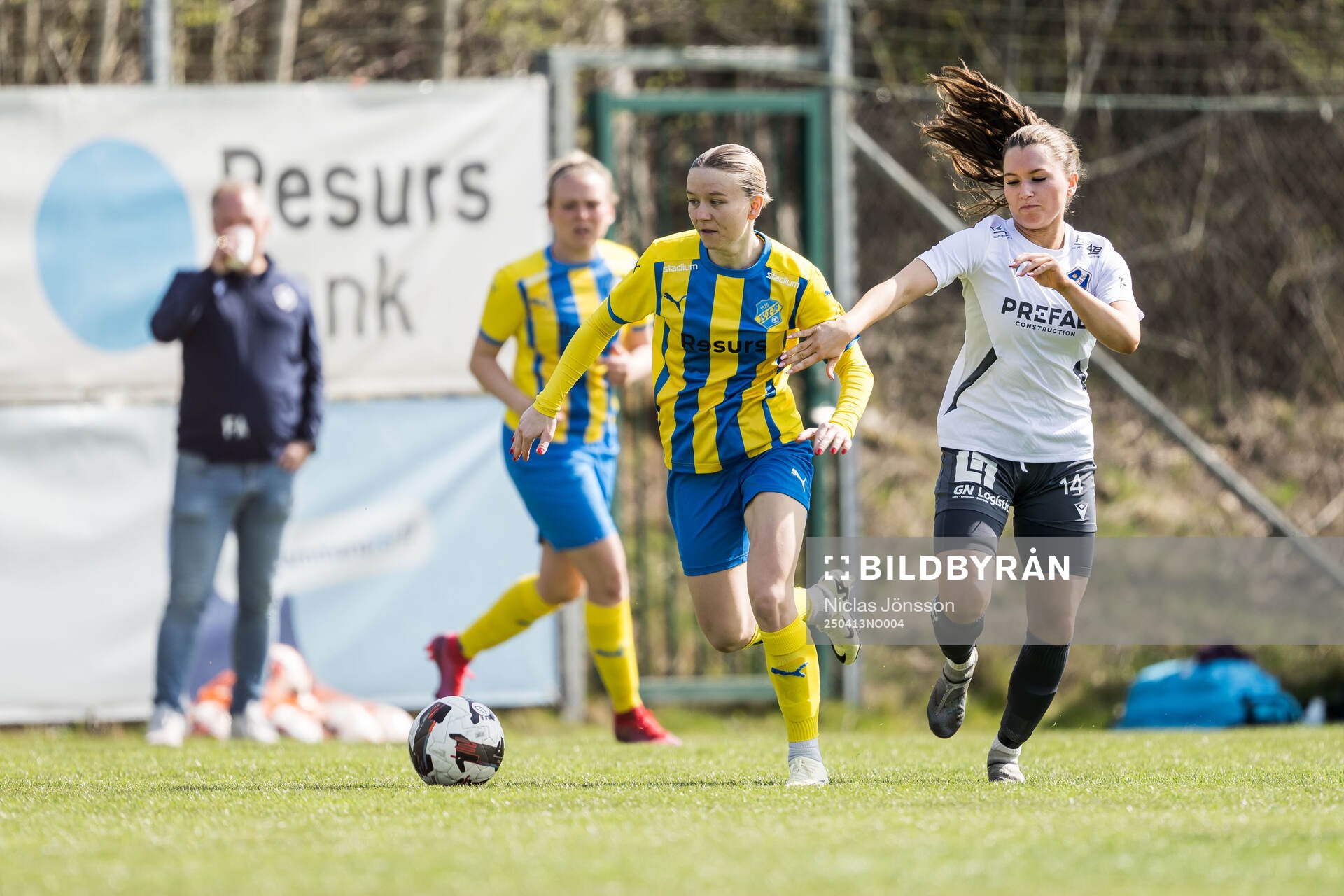 Eskilsminnes Johanna Lindblom och Halmstads Filippa Kollryd under fotbollsmatchen i div 1 södra mellan Eskilsminne och Halmstad den 13 april 2025 i Helsingborg.