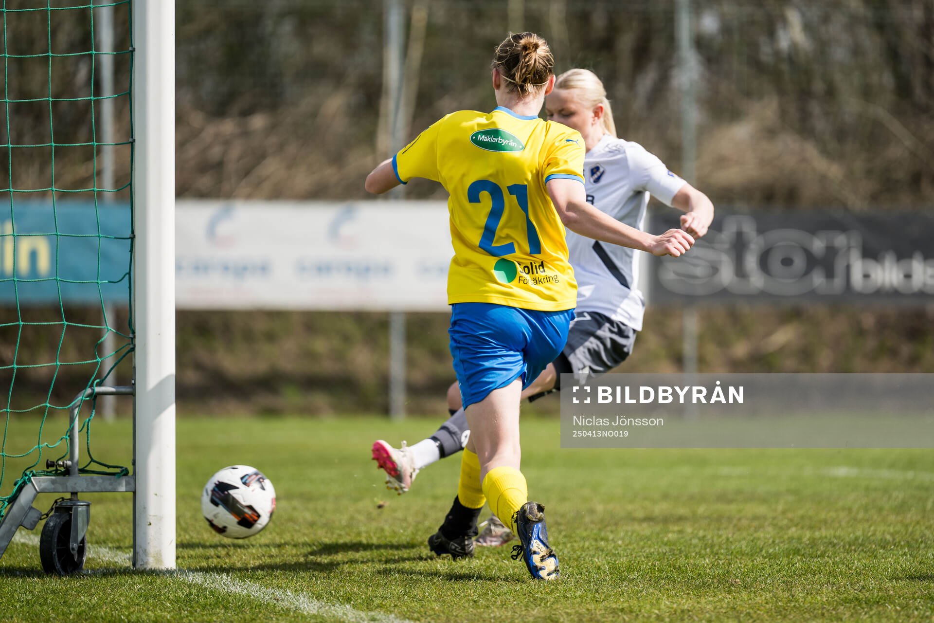 Eskilsminnes Julia Hammons gör 1-0 under fotbollsmatchen i div 1 södra mellan Eskilsminne och Halmstad den 13 april 2025 i Helsingborg.