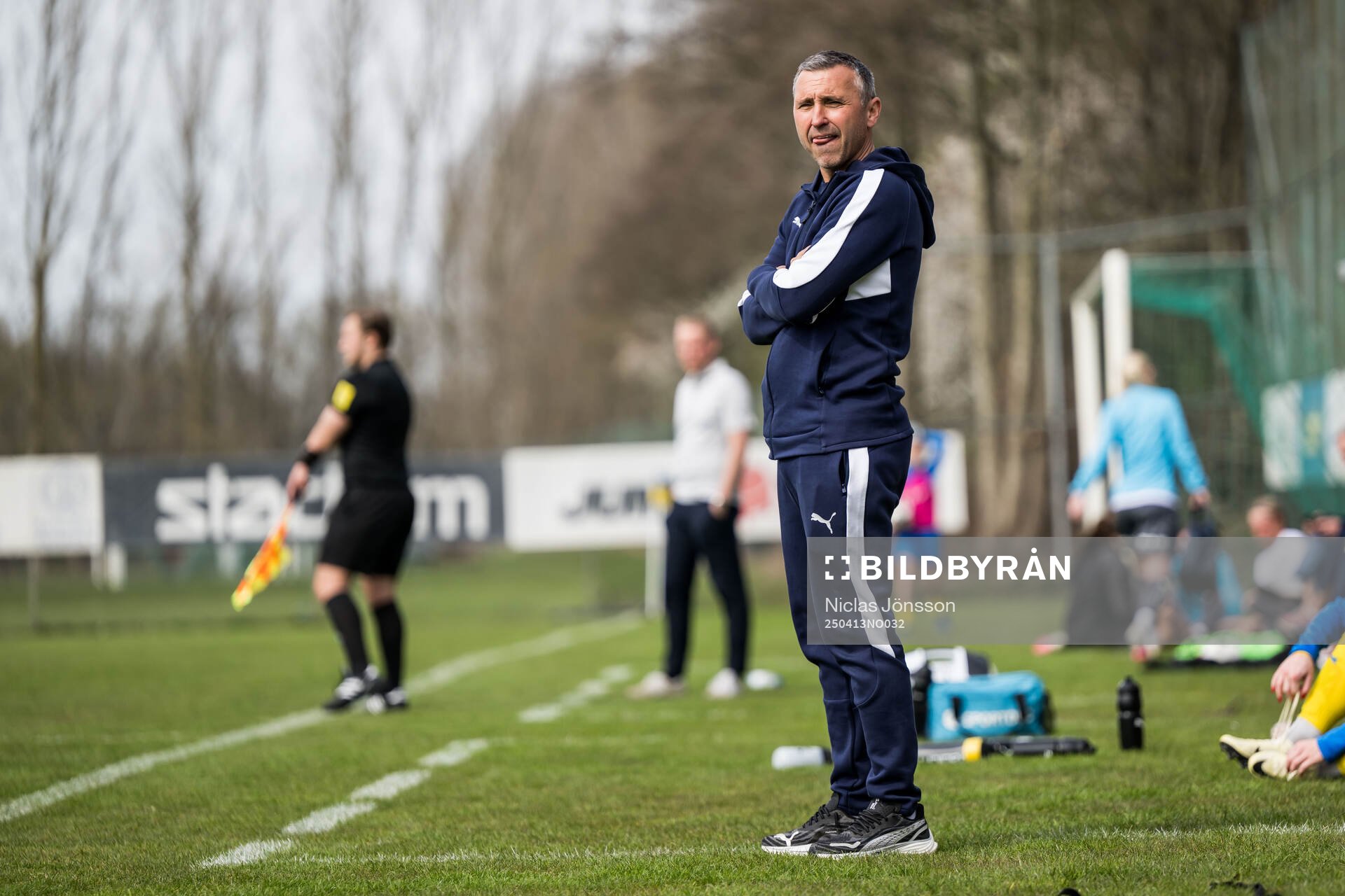 Eskilsminnes tränare Iztok Pristovnik under fotbollsmatchen i div 1 södra mellan Eskilsminne och Halmstad den 13 april 2025 i Helsingborg.