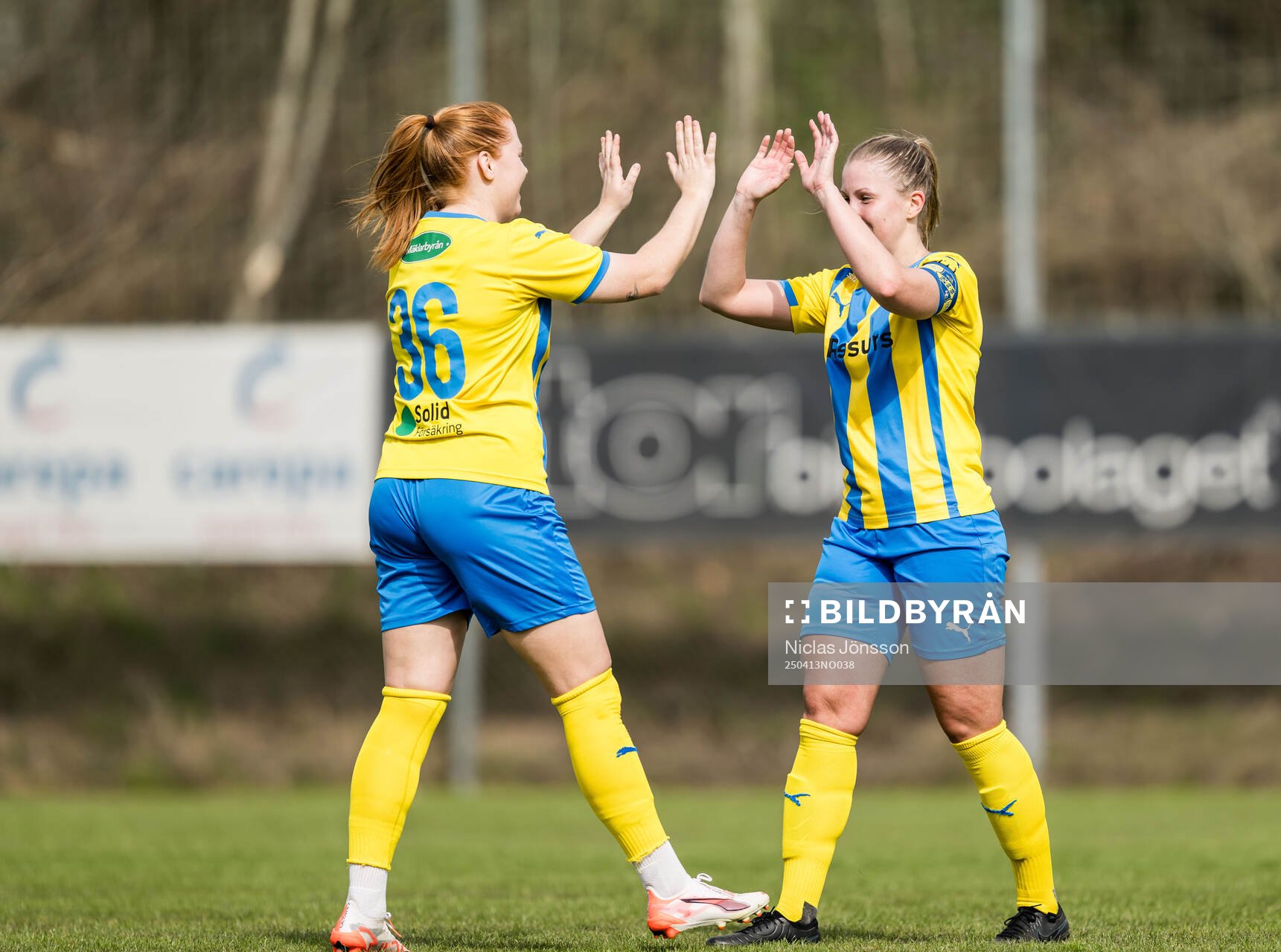 Eskilsminnes Hanna Johansson och Julia Nyberg Spets jublar