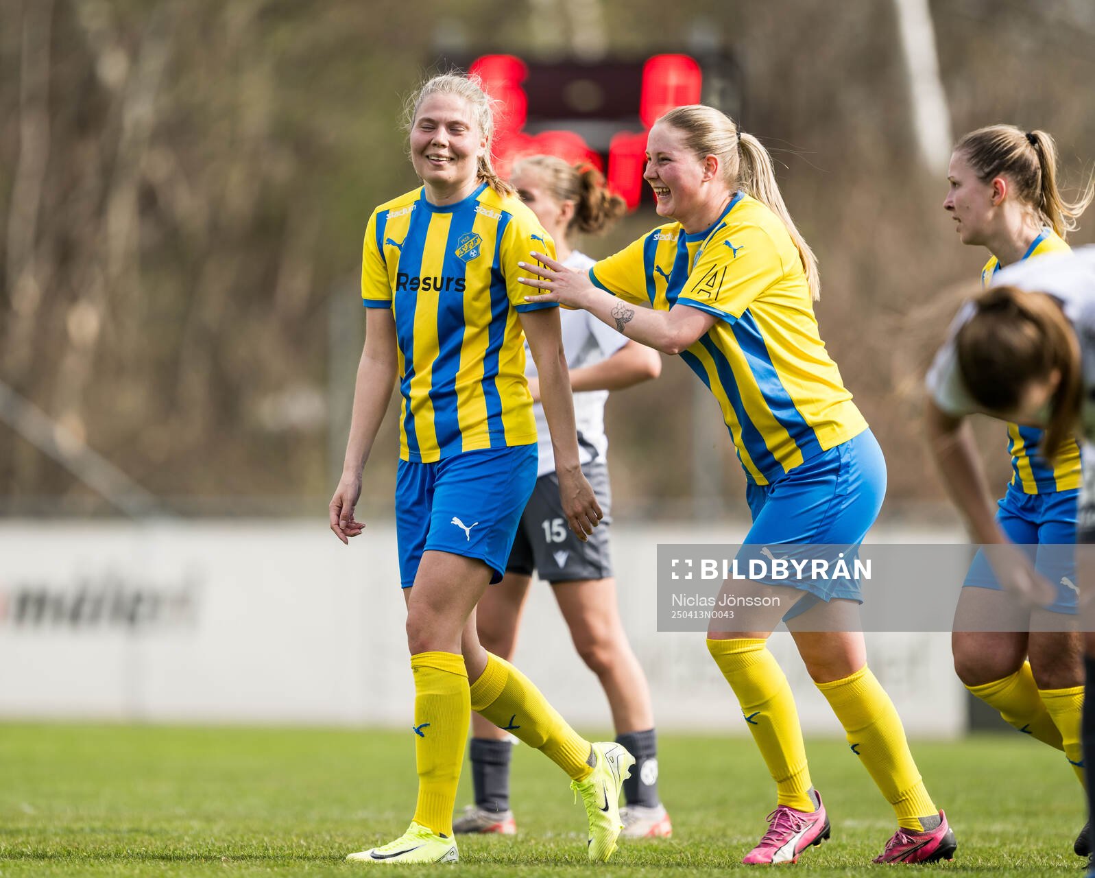 Eskilsminnes Johanna Olsson och Saga Hagman jublar