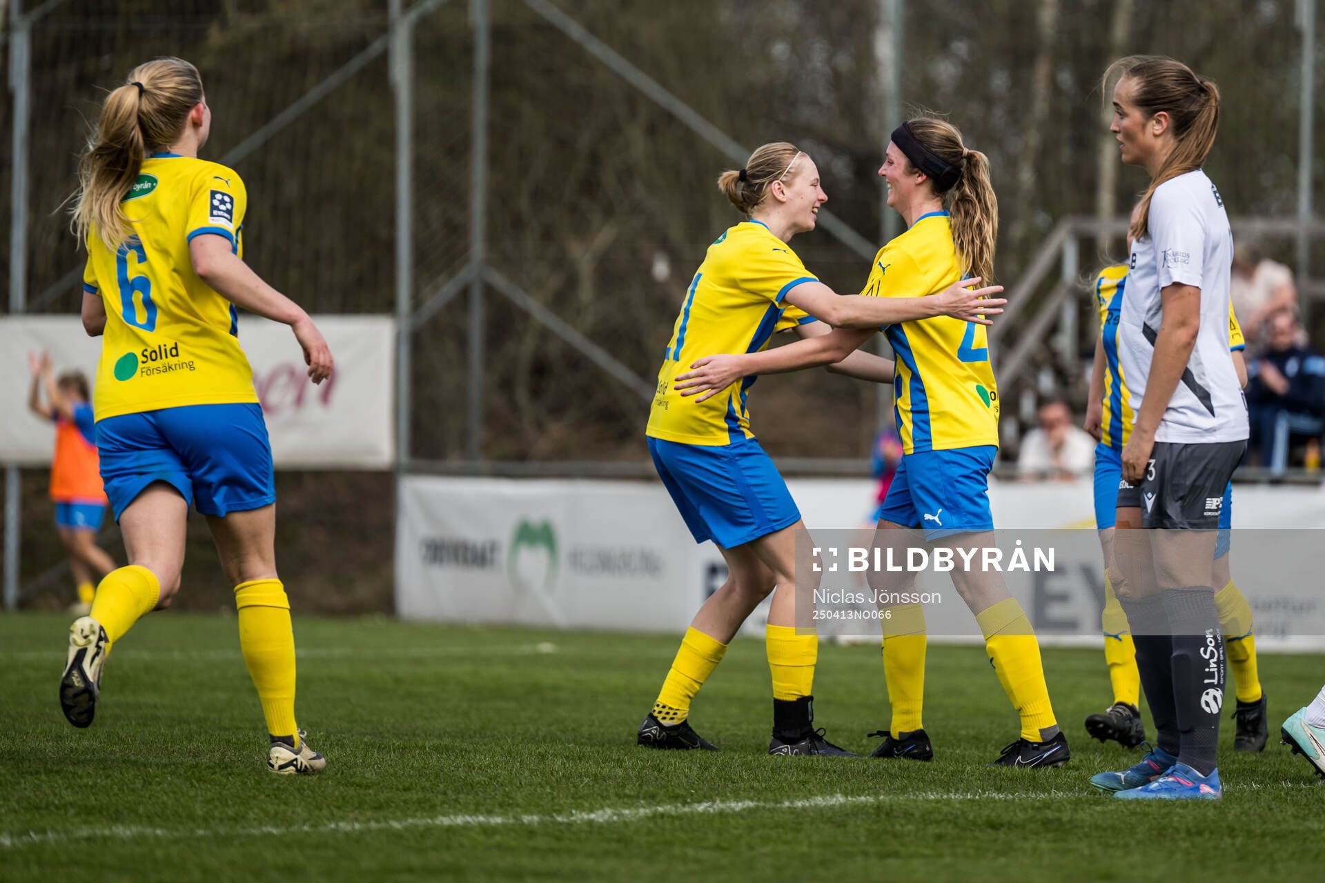 Eskilsminnes Julia Hammons och Louise Hayden jublar