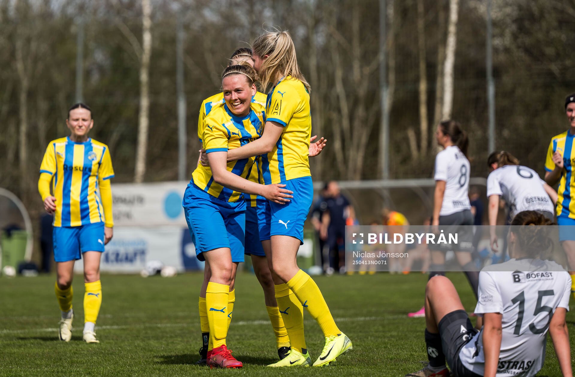 Eskilsminnes Nova Karlsson och Johanna Olsson jublar