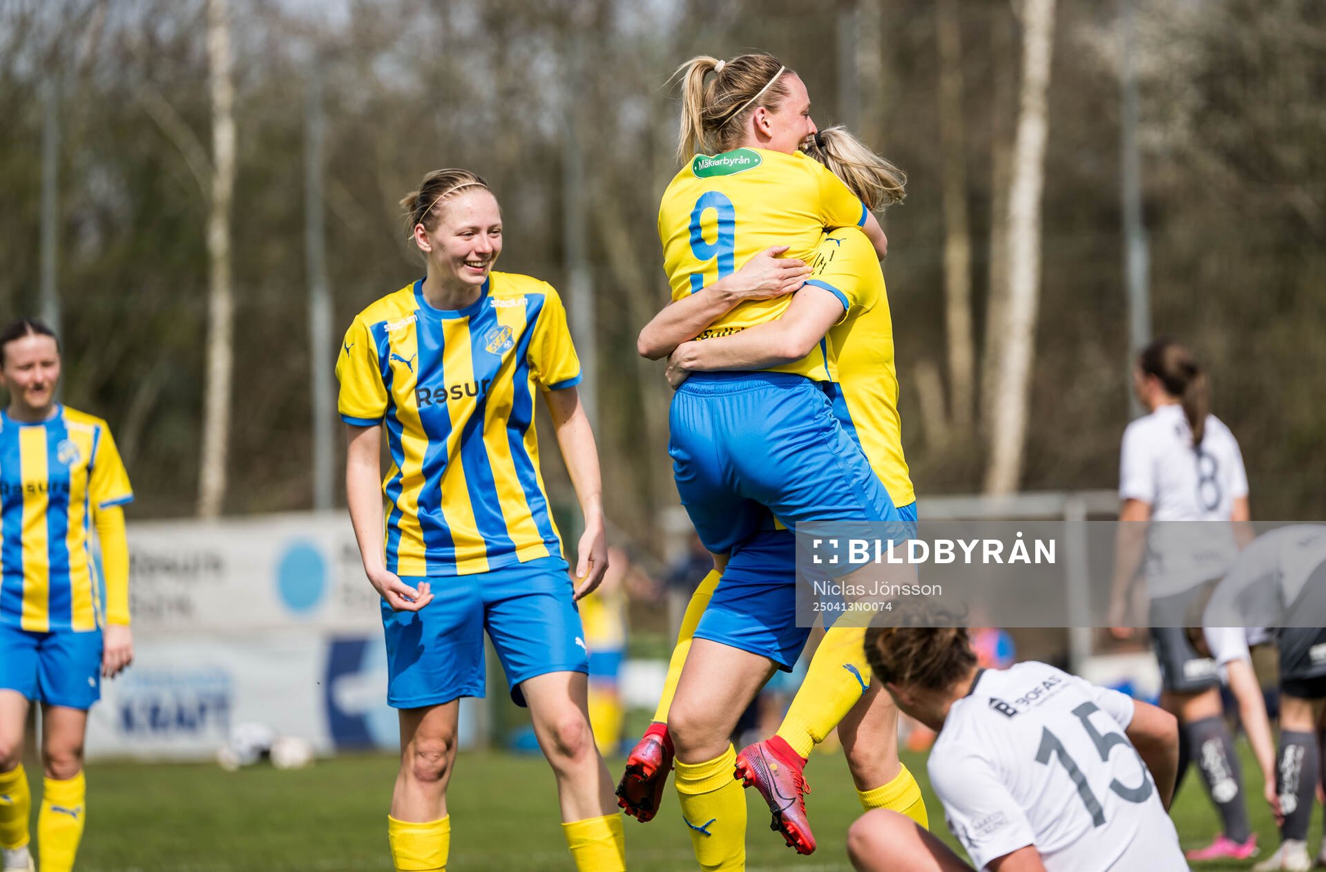 Eskilsminnes Nova Karlsson och Johanna Olsson jublar