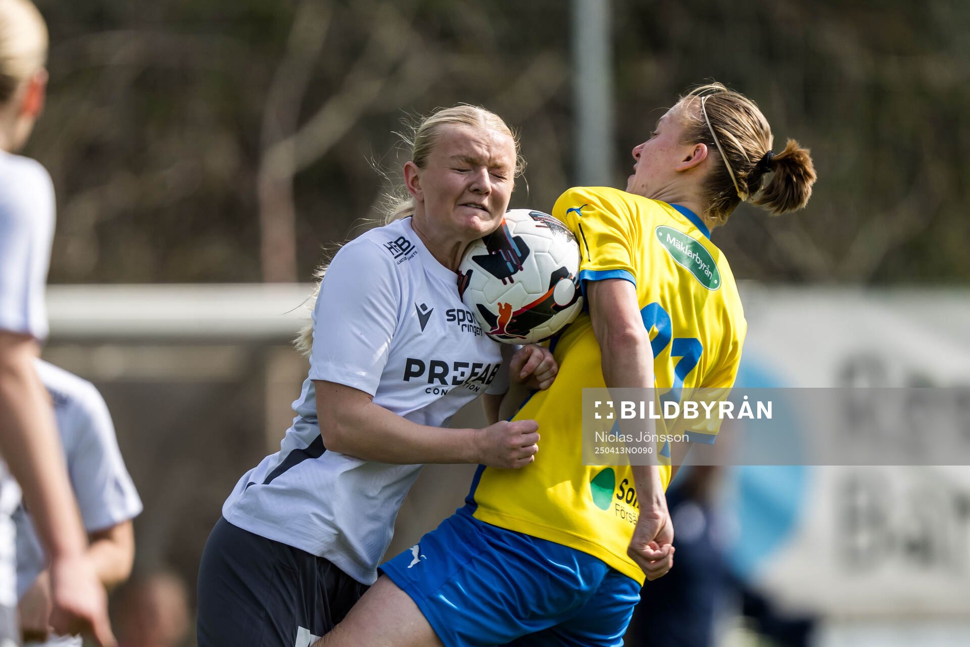 Halmstads Tilde Duphorn (K) och Eskilsminnes Julia Hammons under fotbollsmatchen i div 1 södra mellan Eskilsminne och Halmstad den 13 april 2025 i Helsingborg.