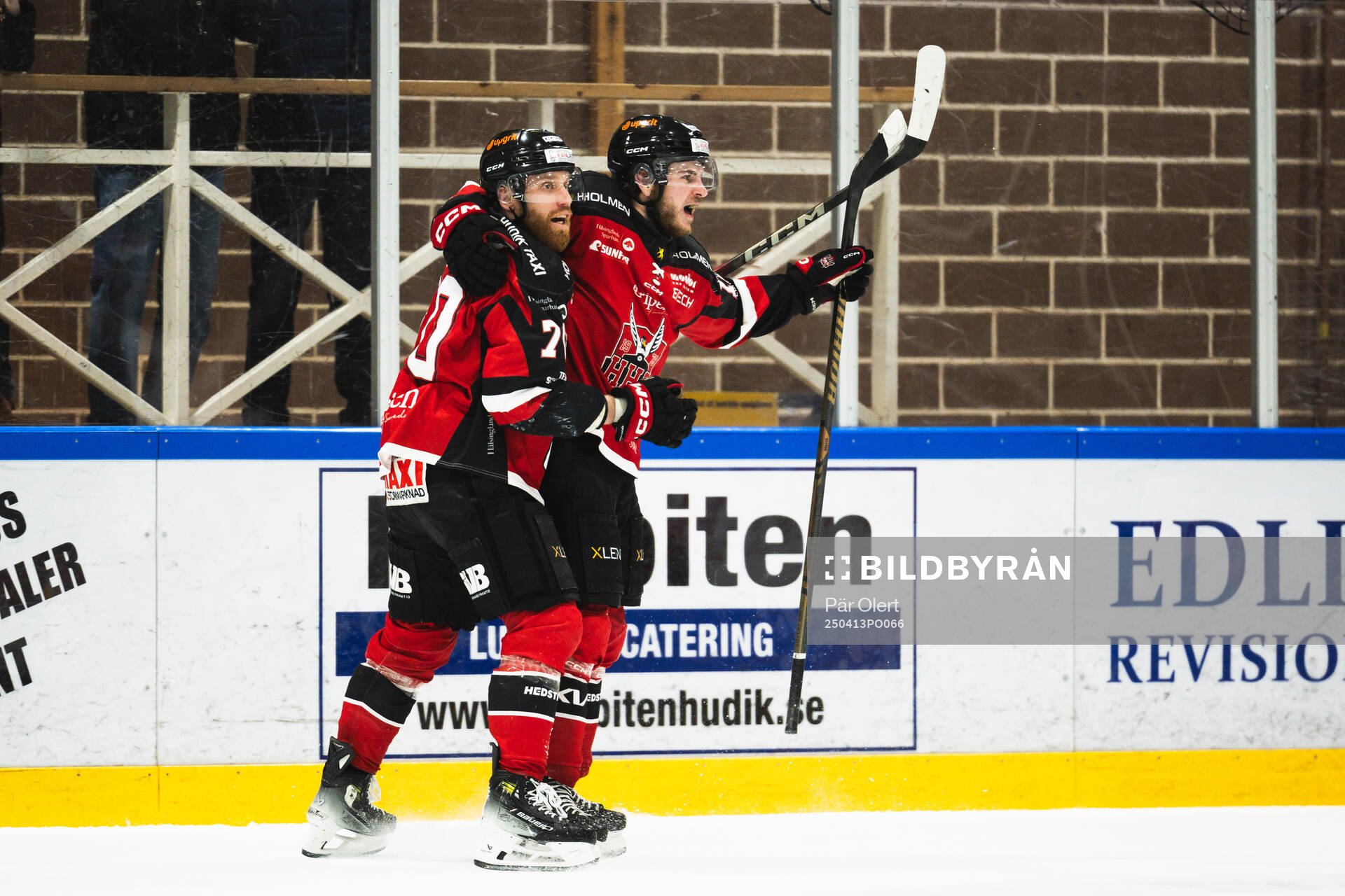 Hudiksvalls Gabriel Kangas och Henrik Olsén  jublar