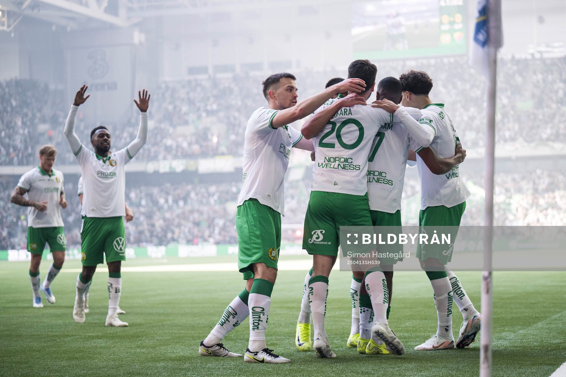 Hammarbys Jusef Erabi jublar med lagkamrater