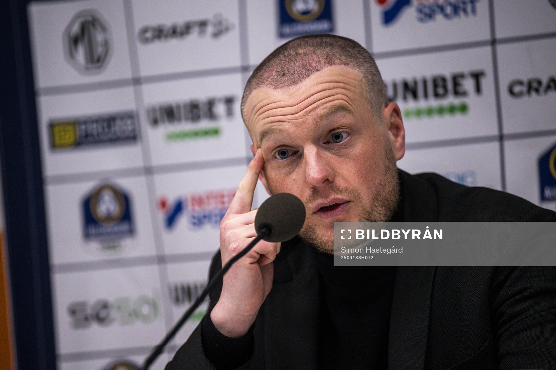 Hammarbys tränare Kim Hellberg vid en presskonferens efter fotbollsmatchen i Allsvenskan mellan Hammarby och Djurgården den 13 april 2025 i Stockholm.
