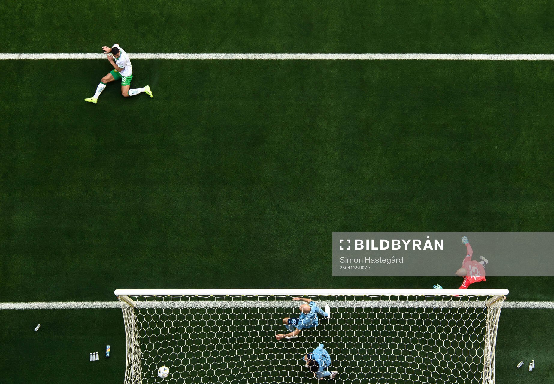 Hammarbys Jusef Erabi gör 1-0 bakom Djurgårdens målvakt Filip Manojlovic under fotbollsmatchen i Allsvenskan mellan Hammarby och Djurgården den 13 april 2025 i Stockholm.