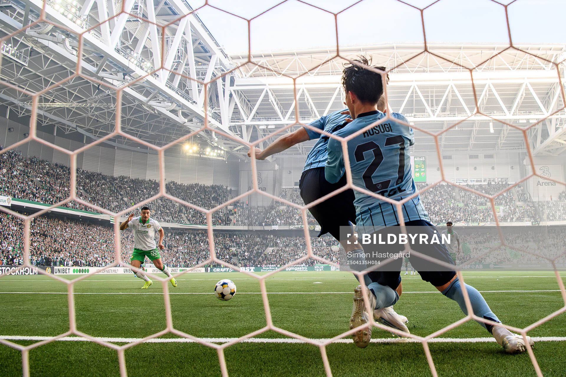 Hammarbys Jusef Erabi gör 1-0 bakom Djurgårdens Marcus Danielson och Keita Kosugi under fotbollsmatchen i Allsvenskan mellan Hammarby och Djurgården den 13 april 2025 i Stockholm.