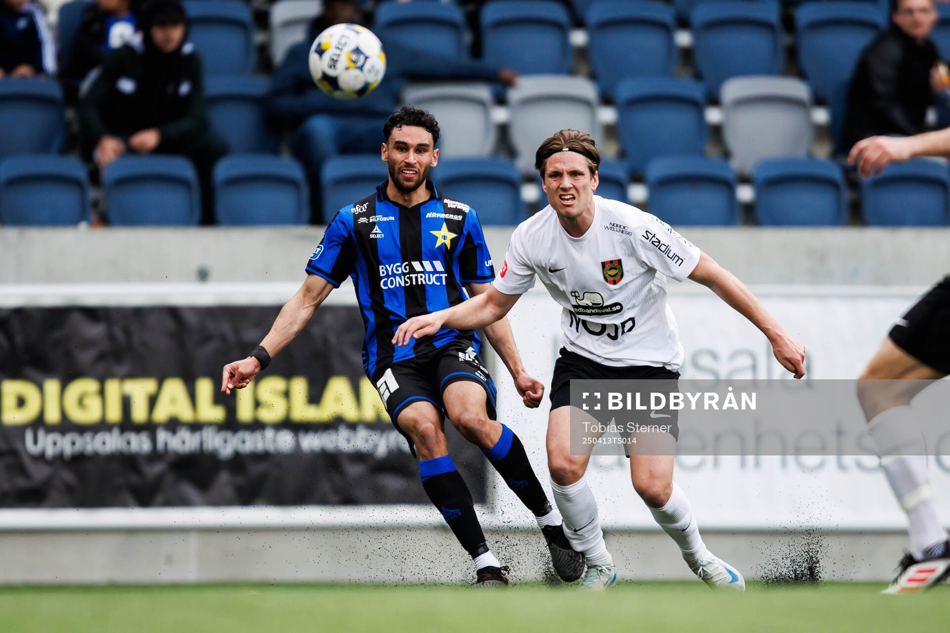 Sirius Joakim Persson och Brommapojkarnas Oliver Zandén under fotbollsmatchen i Allsvenskan mellan Sirius och Brommapojkarna den 13 april 2025 i Uppsala.