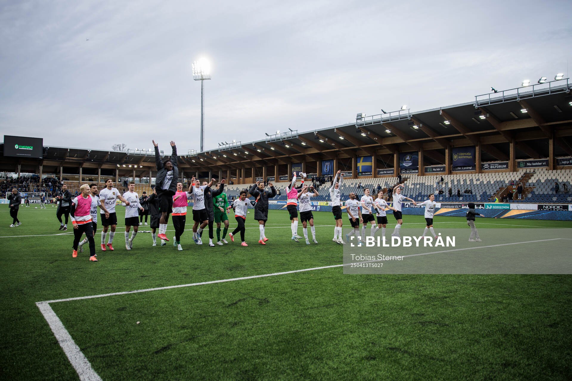 Brommapojkarnas spelare jublar efter fotbollsmatchen i Allsvenskan mellan Sirius och Brommapojkarna den 13 april 2025 i Uppsala. 