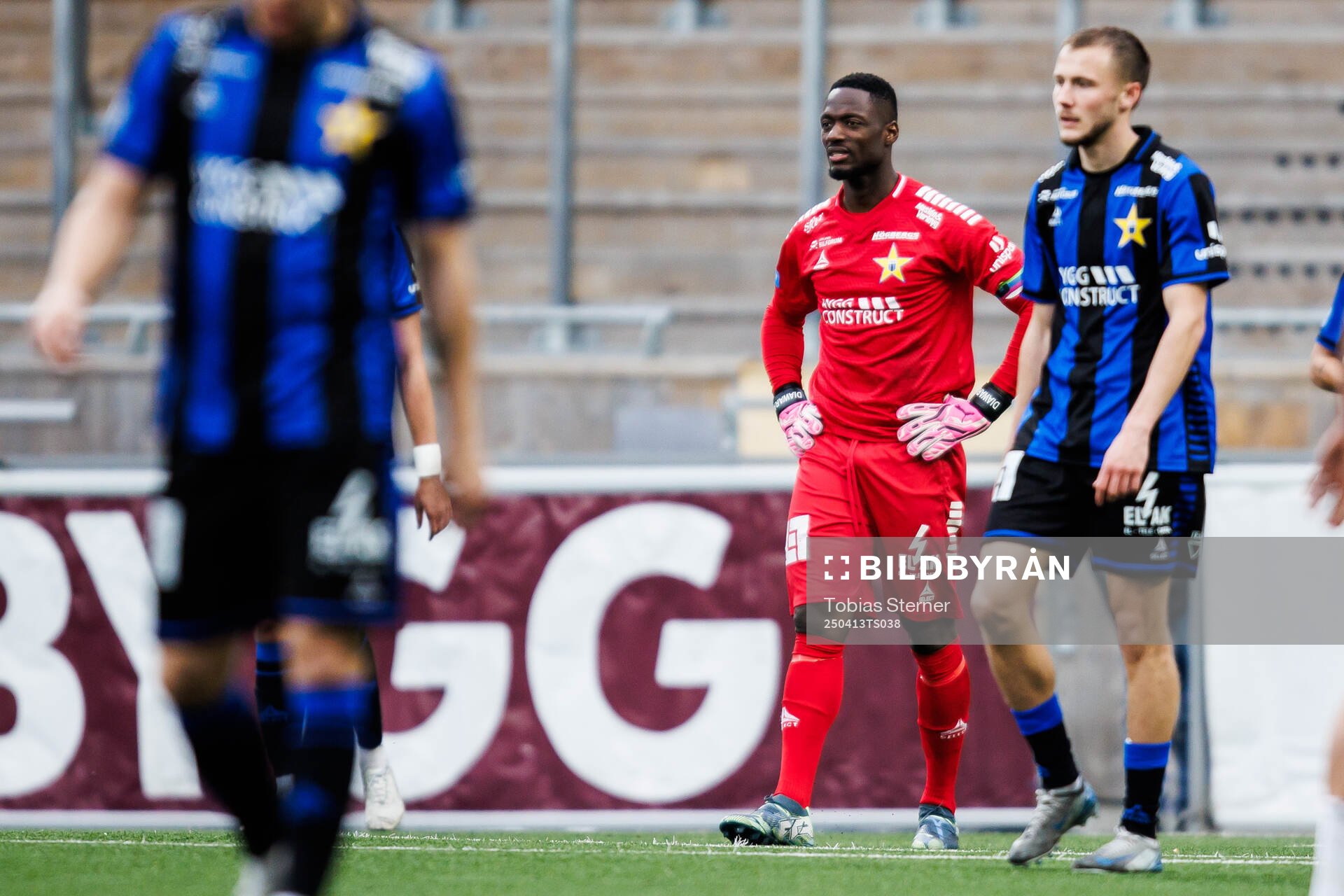 Sirius målvakt Ismael Diawara deppar