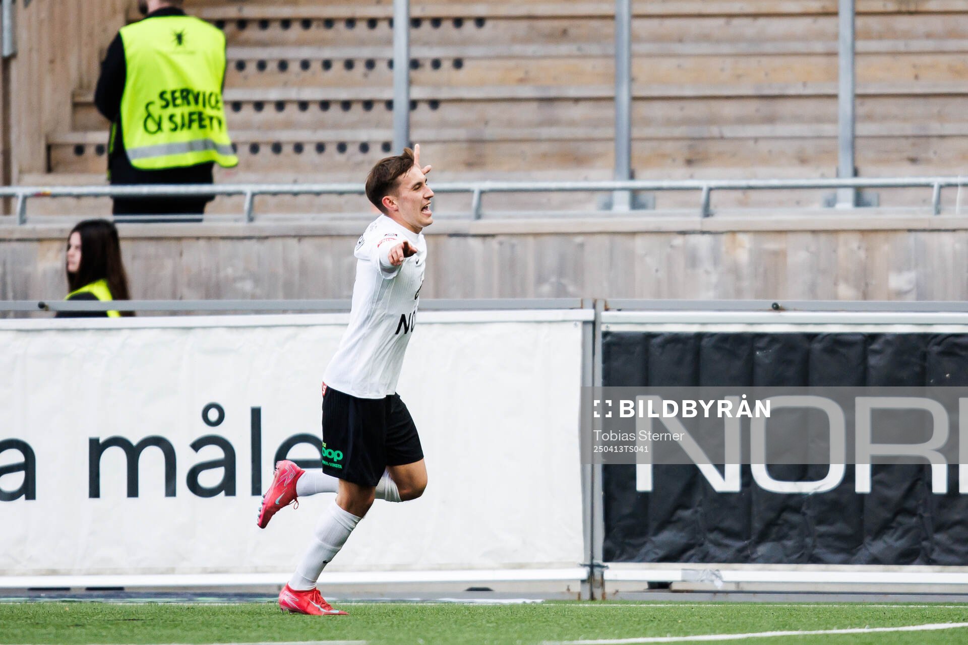 Brommapojkarnas Anton Kurochkin jublar