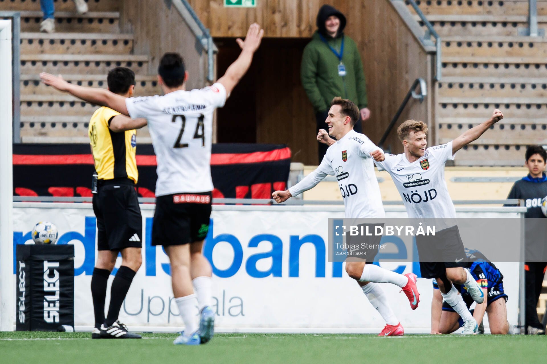 Brommapojkarnas Anton Kurochkin jublar