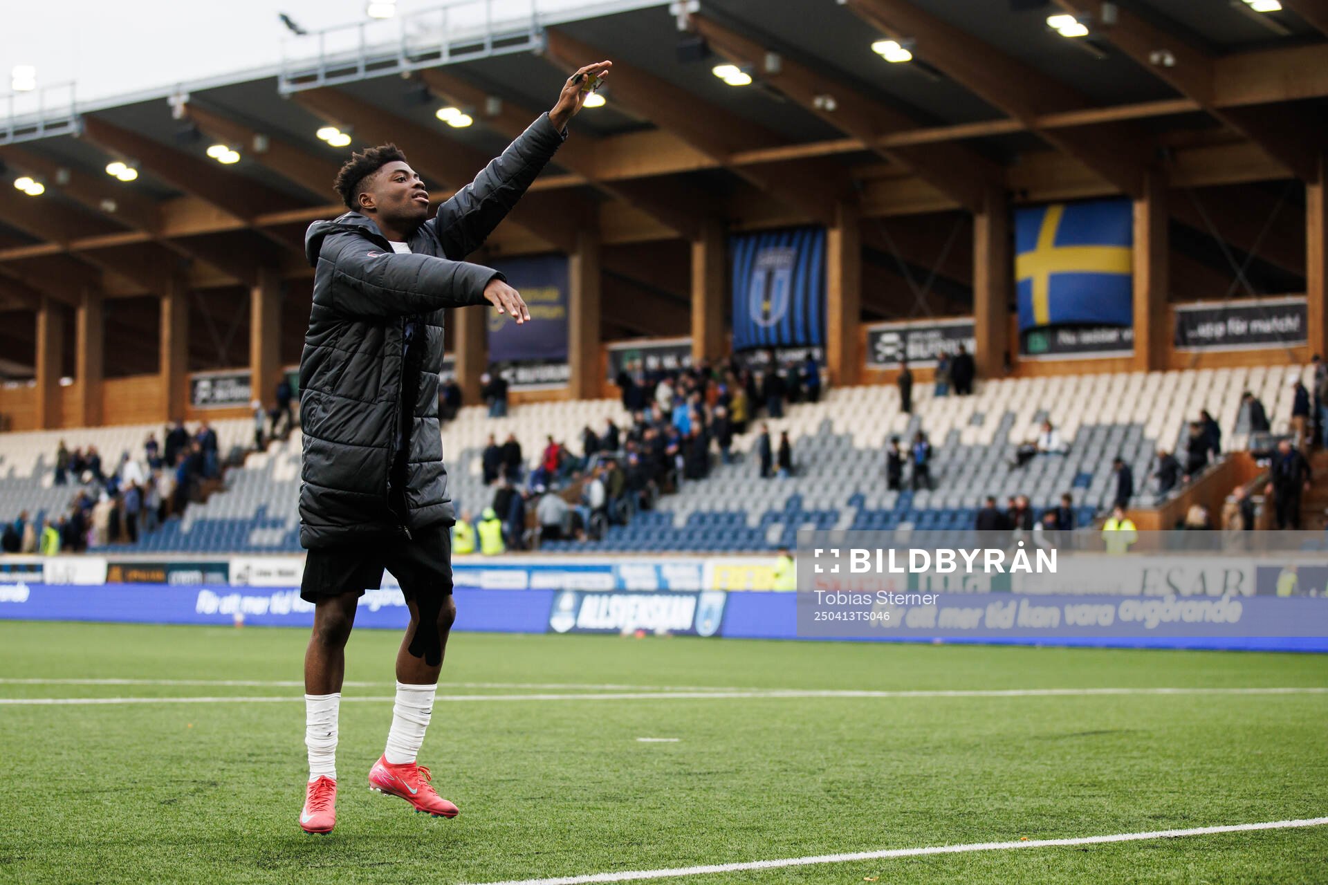 Brommapojkarnas Ezekiel Alladoh jublar