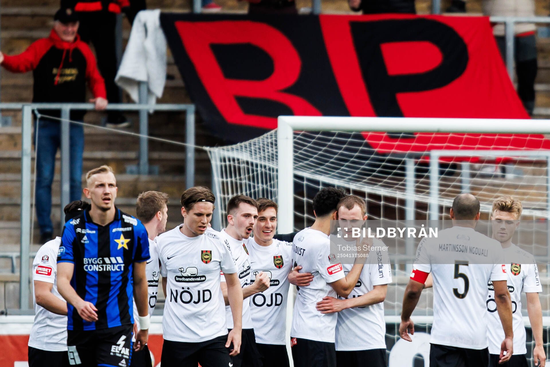 Brommapojkarnas Anton Kurochkin jublar med lagkamrater