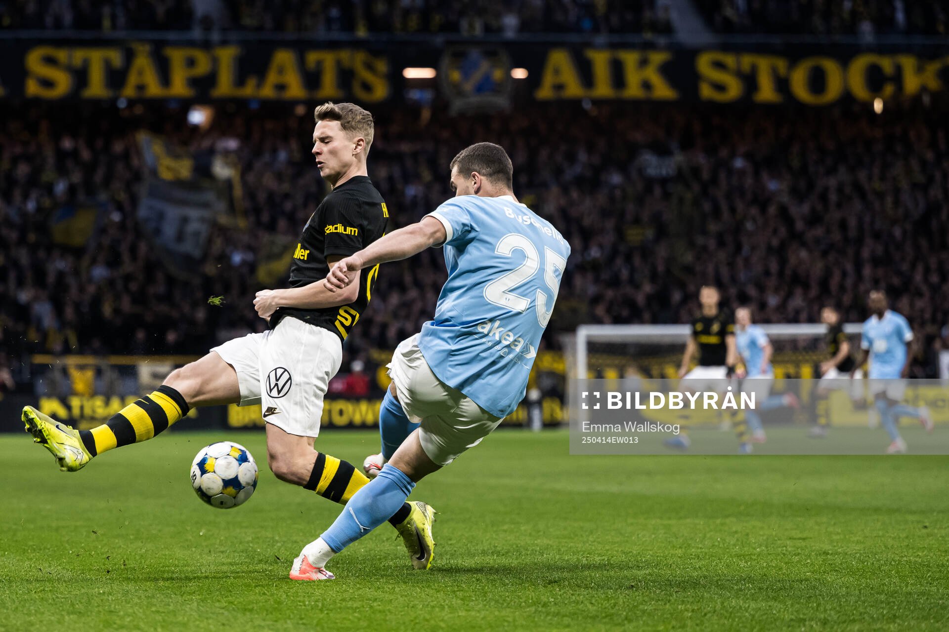 AIKs Johan Hove och Malmö FFs Gabriel Busanello