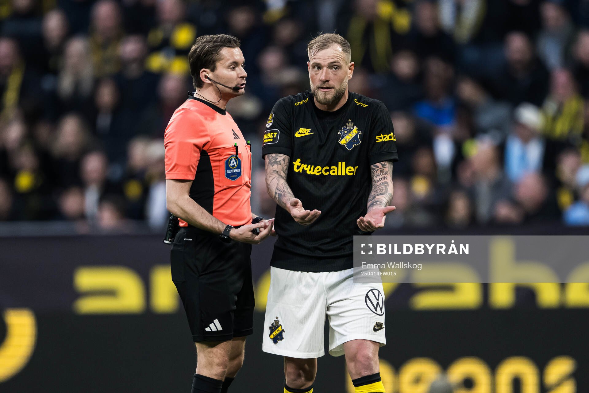 Domare Joakim Östling och AIKs John Guidetti