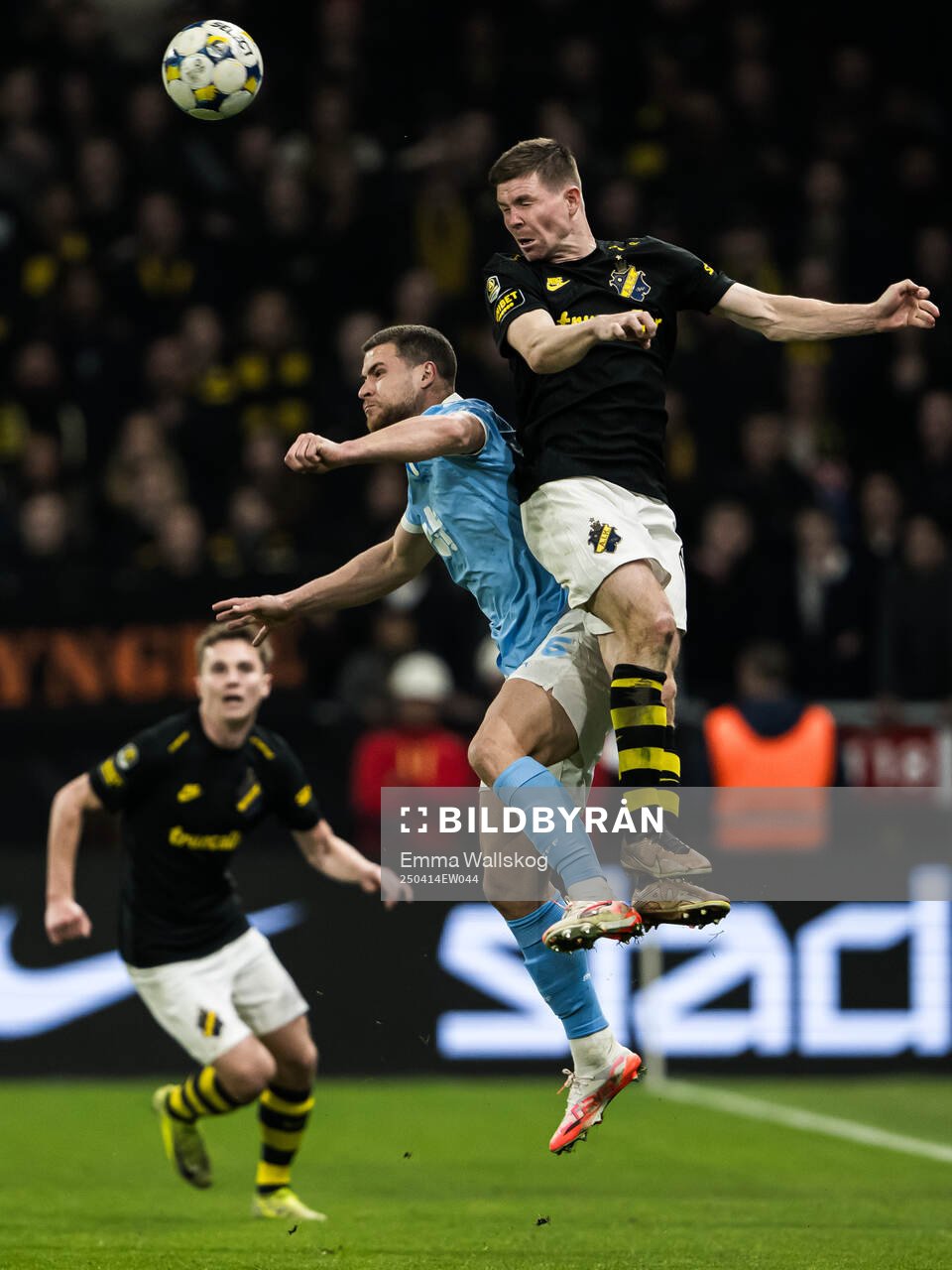 Malmö FFs Gabriel Busanello och AIKs Mads Døhr Thychosen