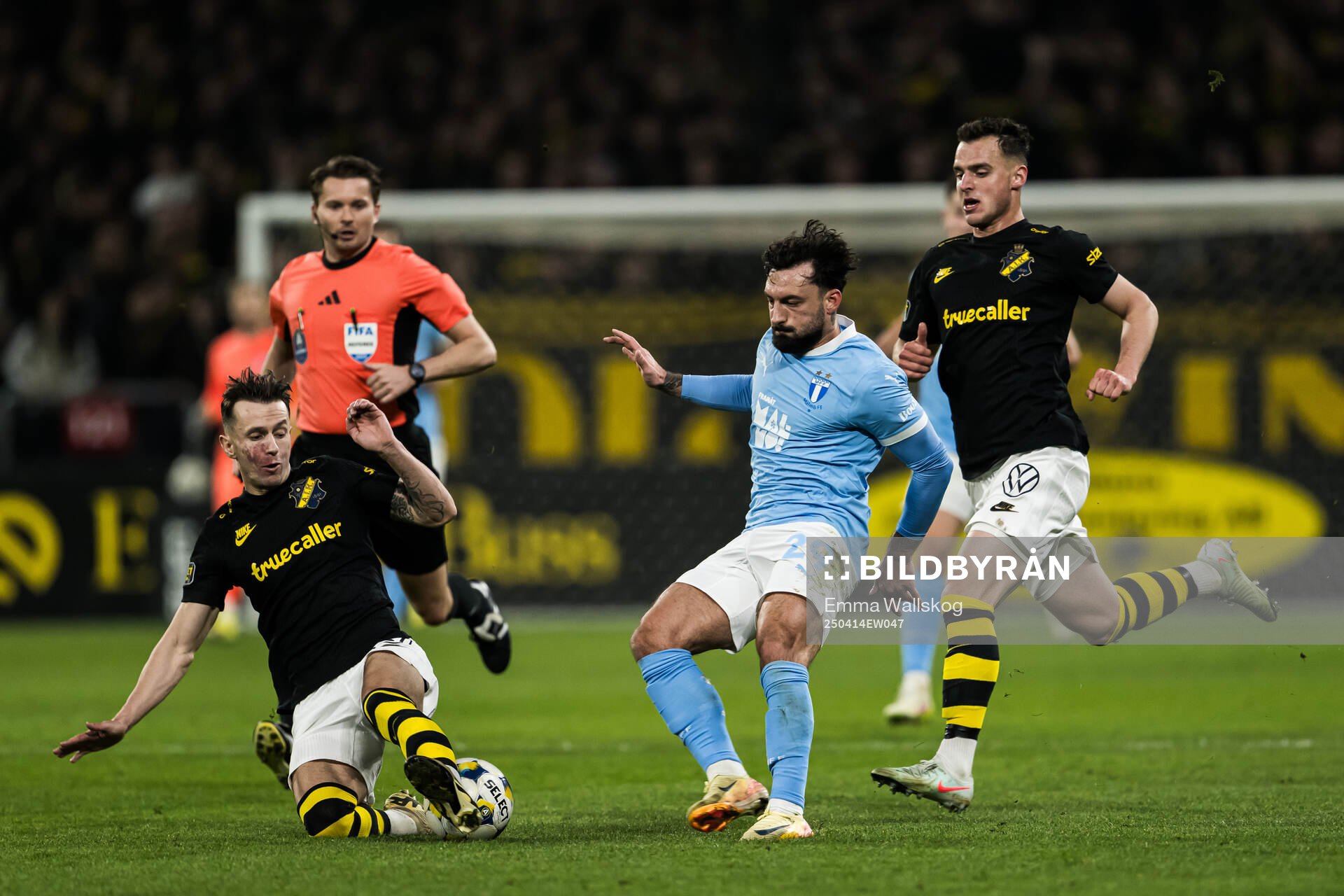 AIKs Bersant Celina och Filip Benkovic i kamp om bollen med Malmö FFs Sead Haksabanovic under fotbollsmatchen i Allsvenskan mellan AIK och Malmö FF den 14 april 2025 i Stockholm.