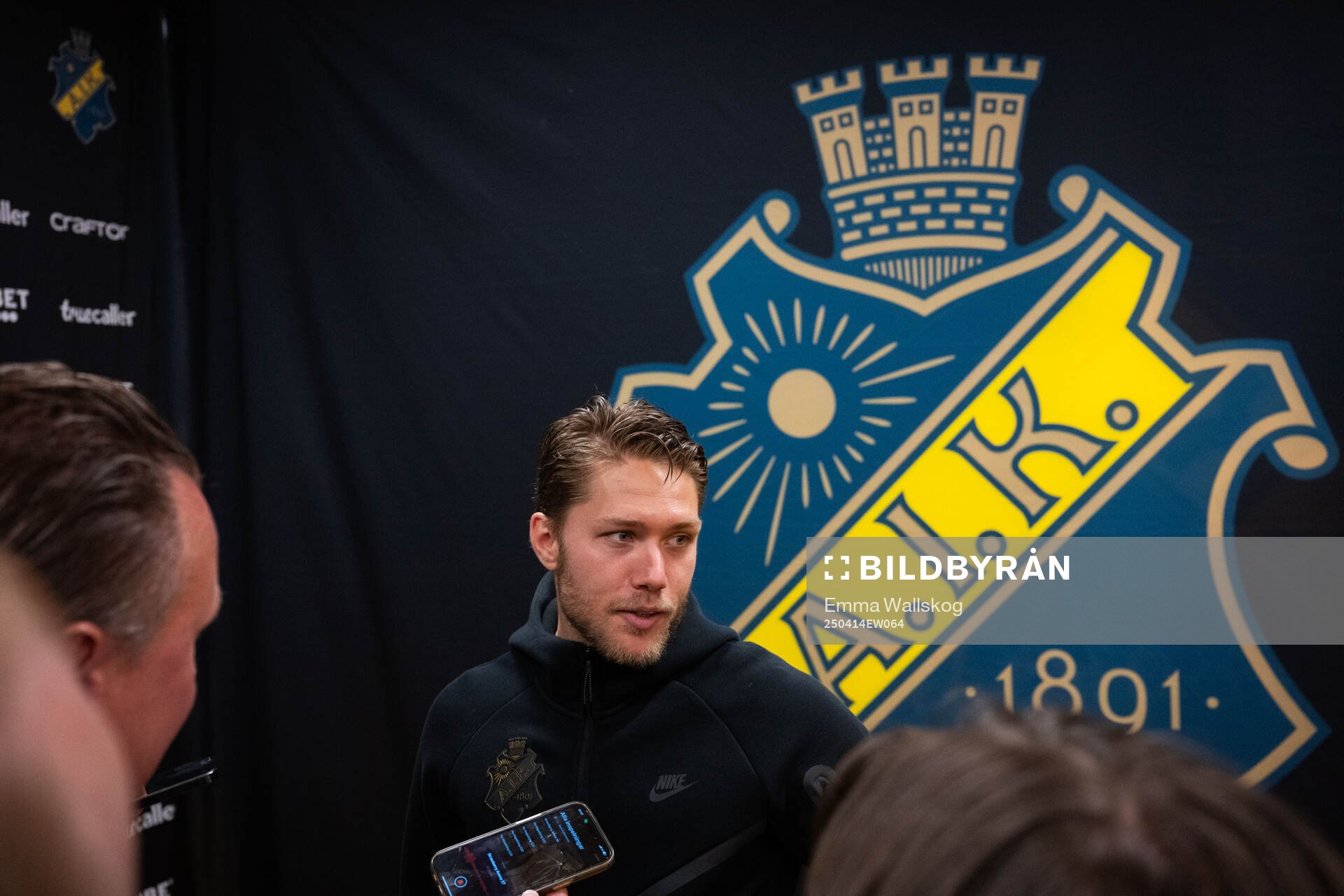 AIKs målvakt Kalle Joelsson i mixade zonen