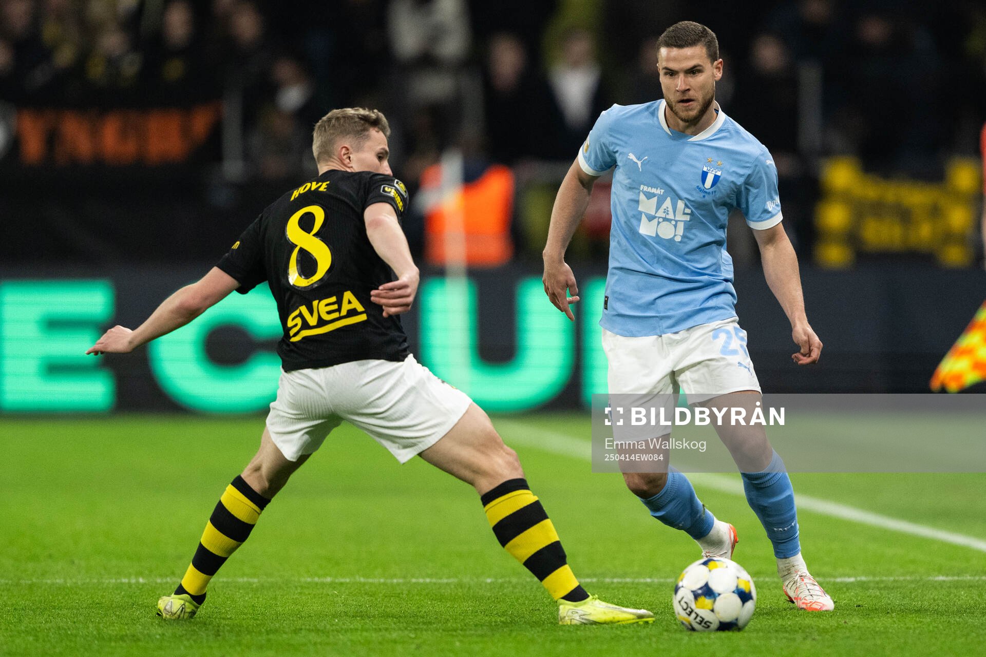 AIKs Johan Hove och Malmö FFs Gabriel Busanello