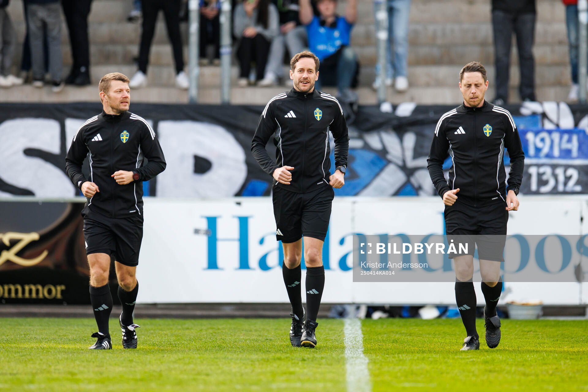 Domare Victor Wolf med assisterande domarna Per Rehnlund