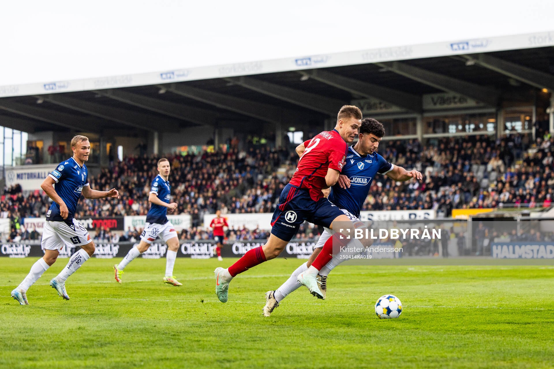 Östers Matias Tamminen och Halmstads Bleon Kurtulus under fotbollsmatchen i Allsvenskan mellan Halmstad och Öster den 14 april 2025 i Halmstad. 