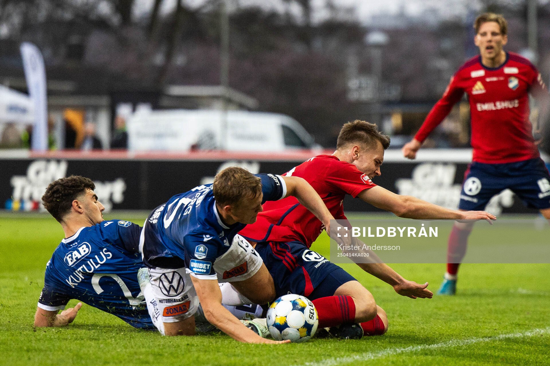 Halmstads Bleon Kurtulus och Gustav Friberg i kamp om bollen med Östers Matias Tamminen under fotbollsmatchen i Allsvenskan mellan Halmstad och Öster den 14 april 2025 i Halmstad.