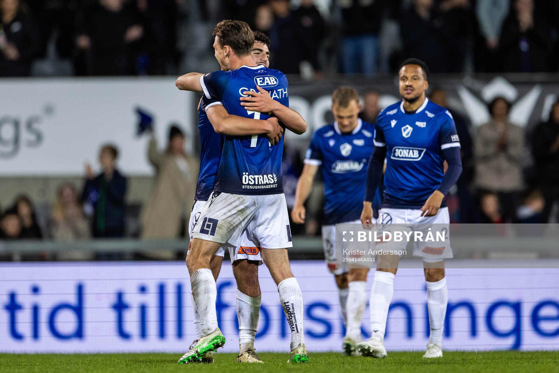 Halmstads Bleon Kurtulus jublar med lagkamrat efter fotbollsmatchen i Allsvenskan mellan Halmstad och Öster den 14 april 2025 i Halmstad.