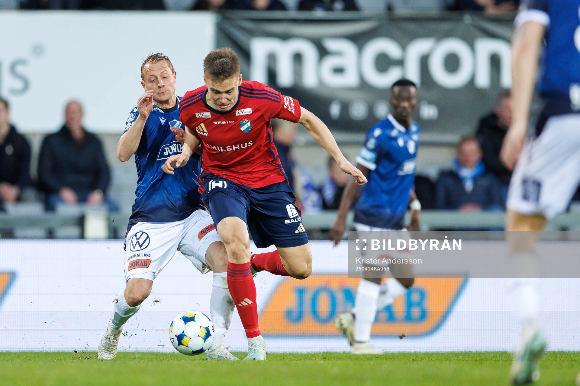 Halmstads Joel Allansson och Östers Matias Tamminen under fotbollsmatchen i Allsvenskan mellan Halmstad och Öster den 14 april 2025 i Halmstad.