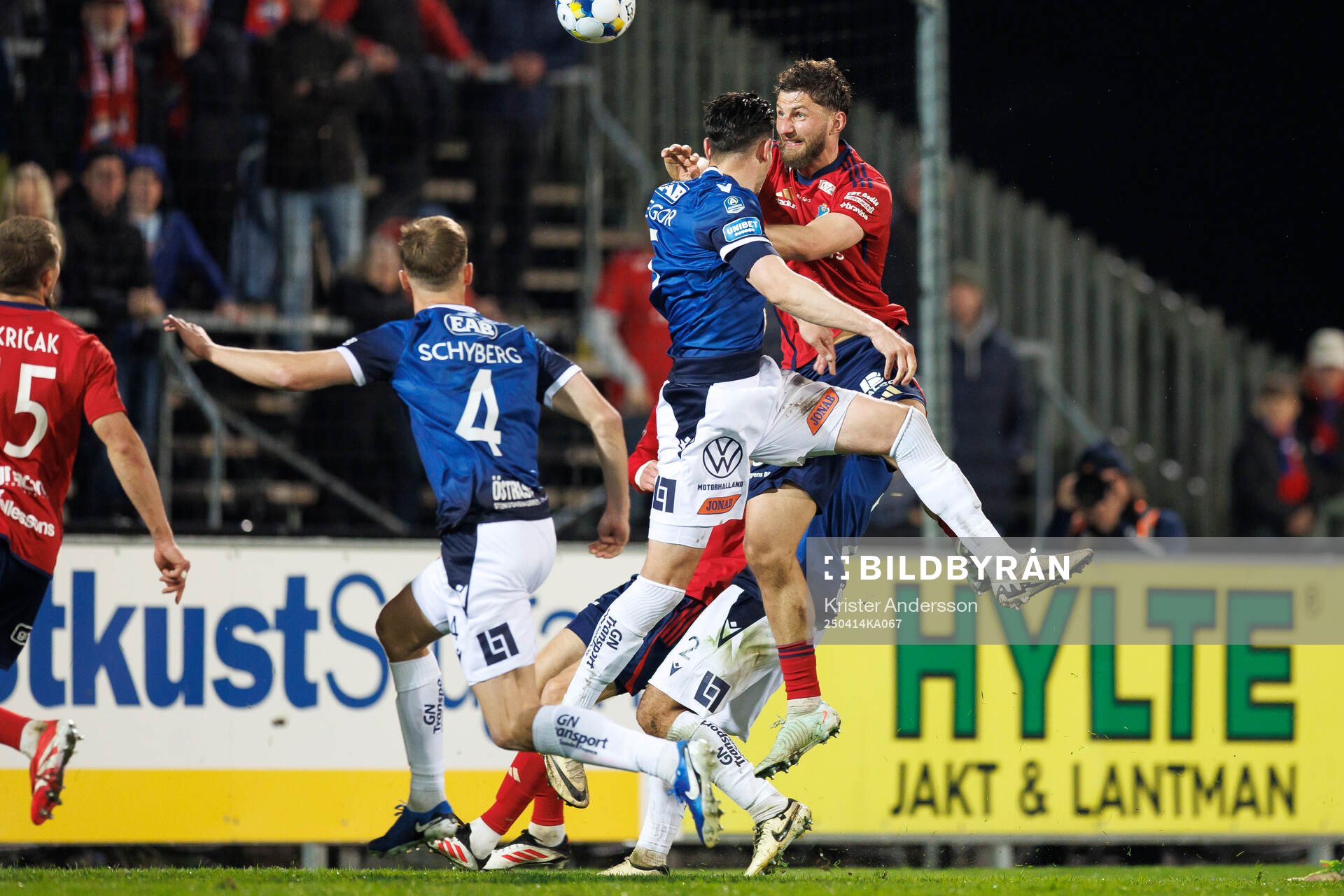 Halmstads Pascal Gregor och Östers Alibek Aliev under fotbollsmatchen i Allsvenskan mellan Halmstad och Öster den 14 april 2025 i Halmstad.