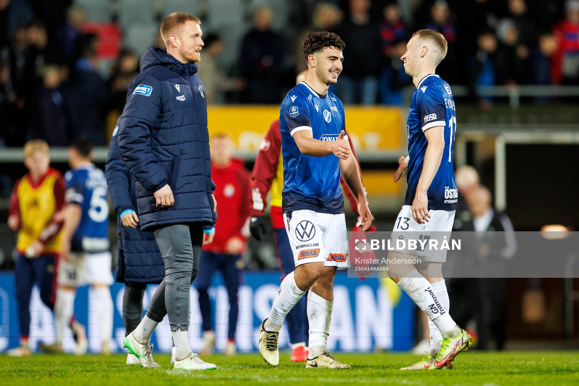 Halmstads målvakt Tim Erlandsson, Bleon Kurtulus och Gisli Eyjolfsson efter fotbollsmatchen i Allsvenskan mellan Halmstad och Öster den 14 april 2025 i Halmstad.