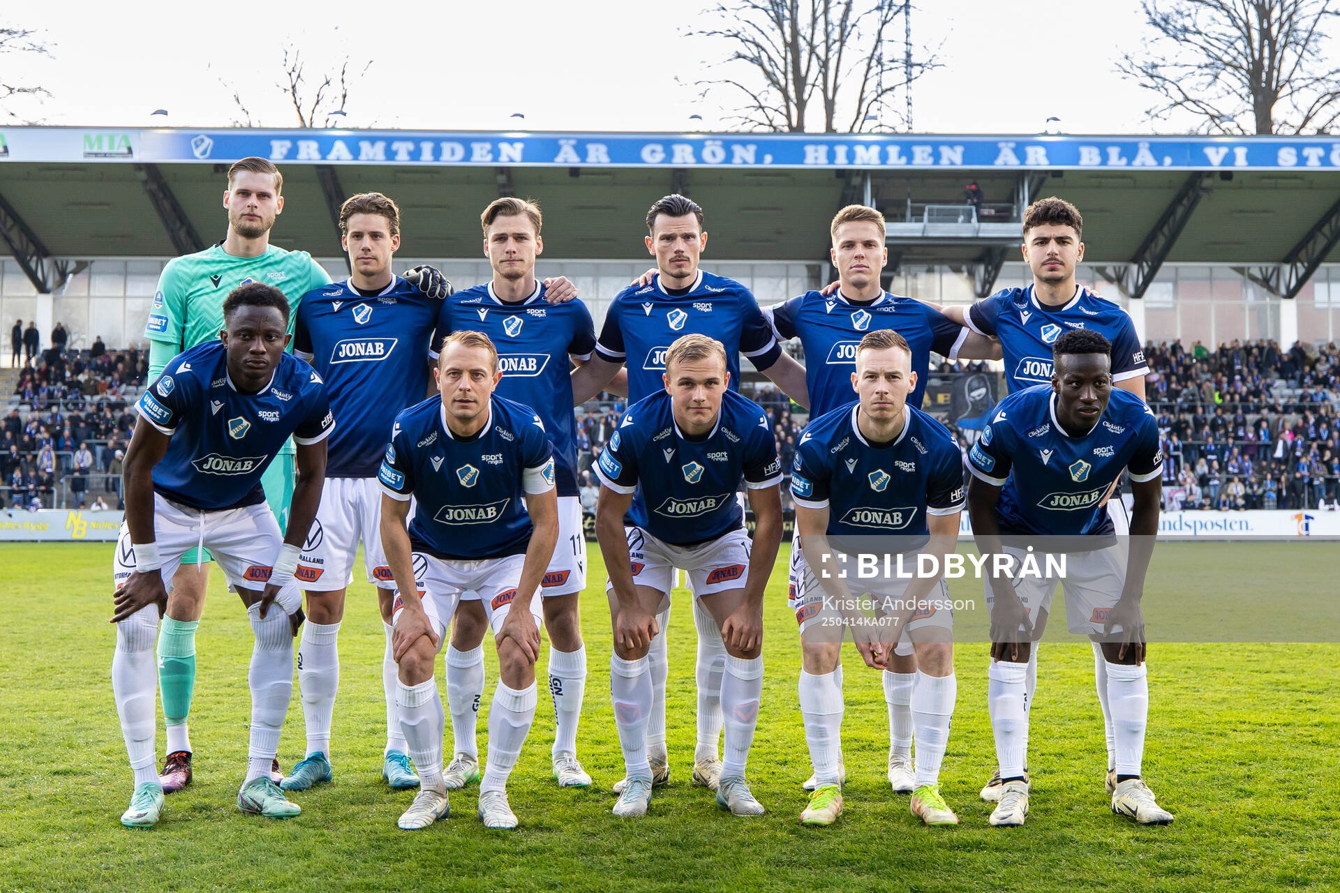 Halmstads startelva inför fotbollsmatchen i Allsvenskan mellan Halmstad och Öster den 14 april 2025 i Halmstad. 