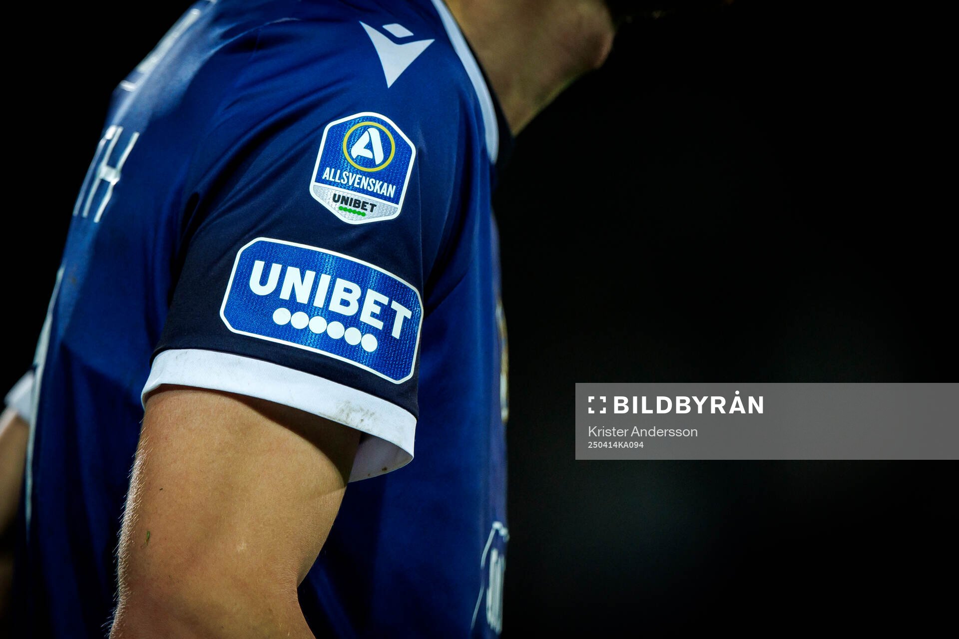 Halmstads tröja med UNIBET och allsvenskans logo
