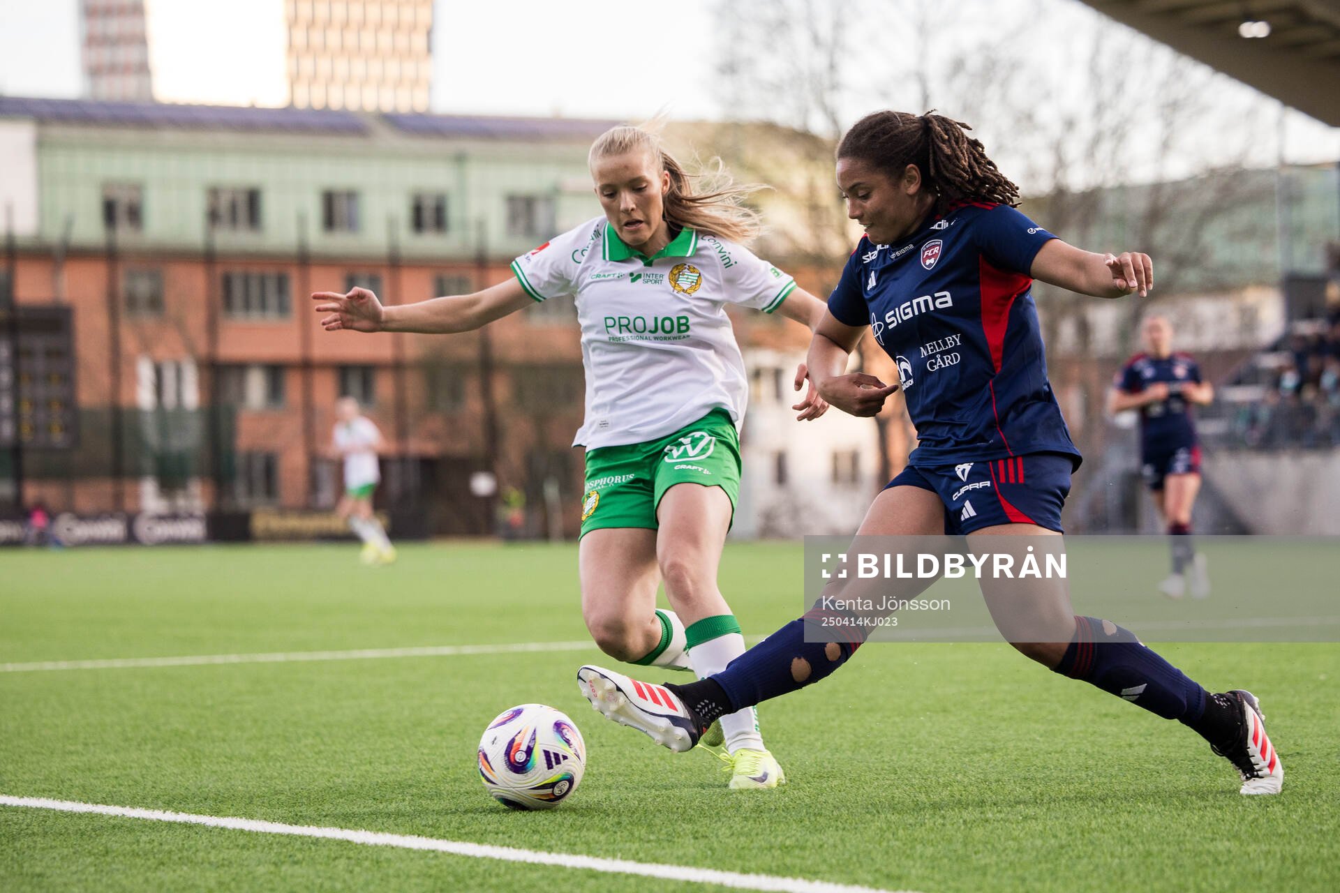 Hammarbys Smilla Holmberg och Rosengårds Jo-Anne Agbor