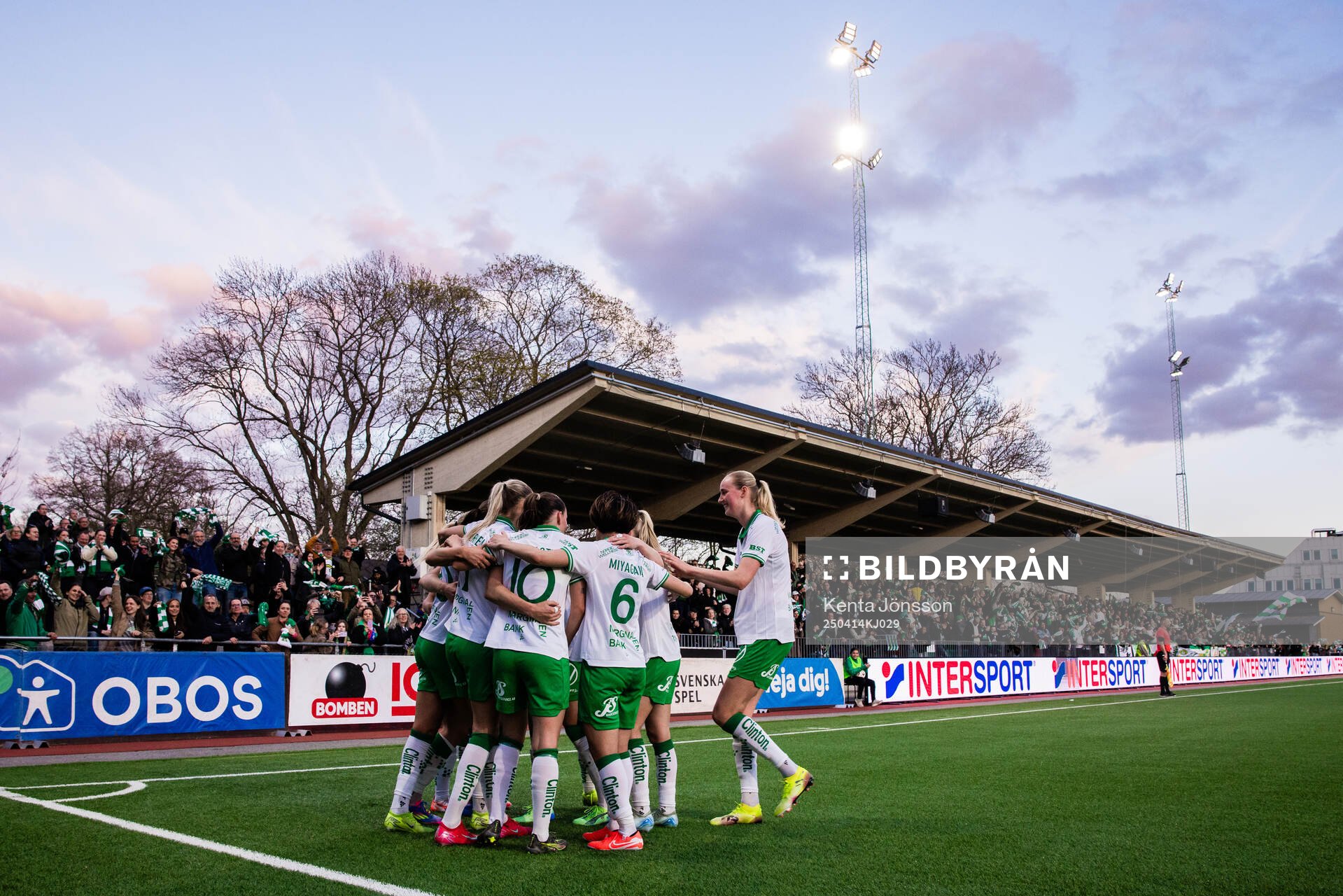 Hammarbys Vilde Hasund jublar med lagkamrater