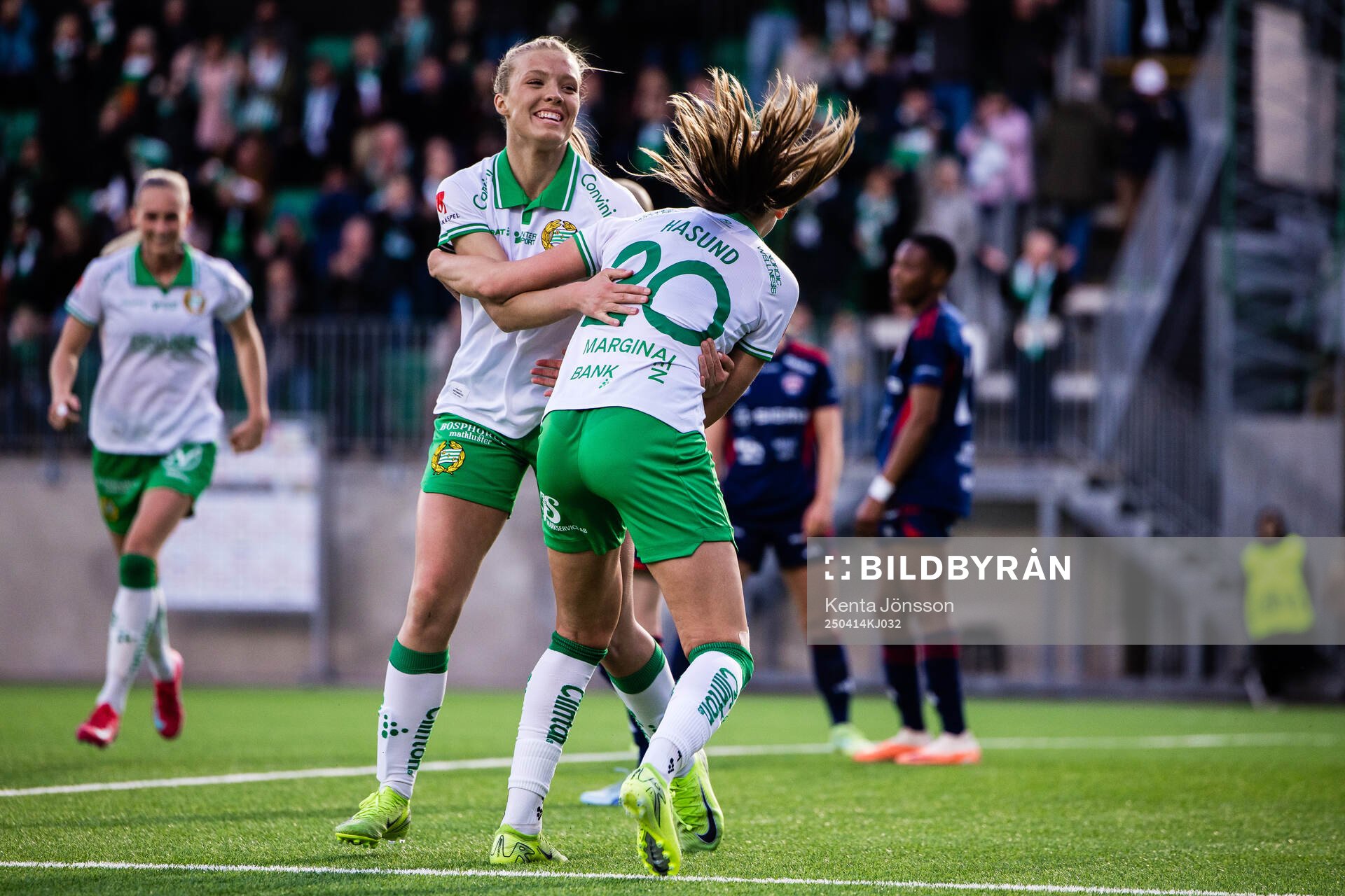 Hammarbys Vilde Hasund och Smilla Holmberg jublar