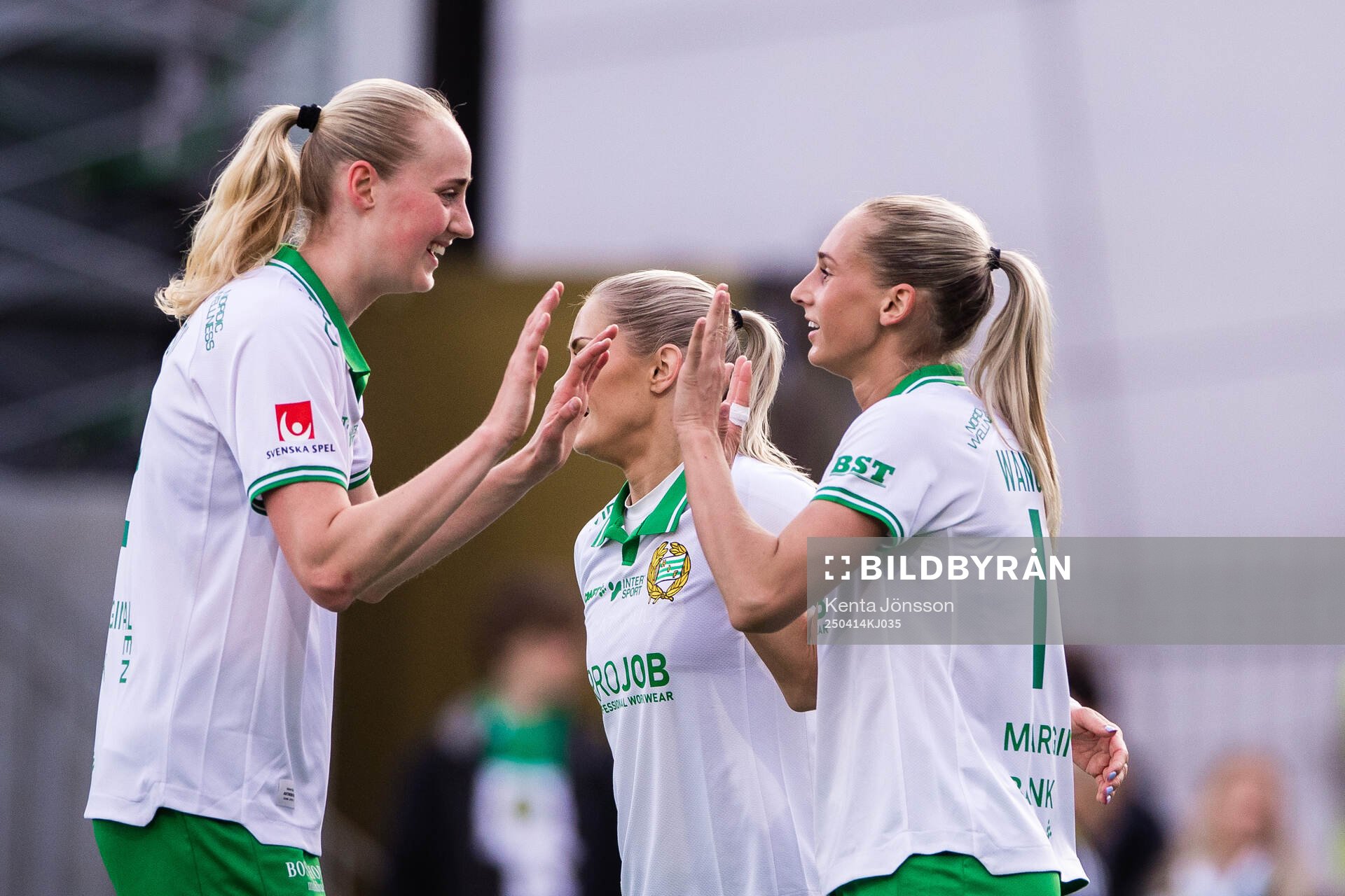 Hammarbys Ellen Wangerheim jublar Emelie Bragstad