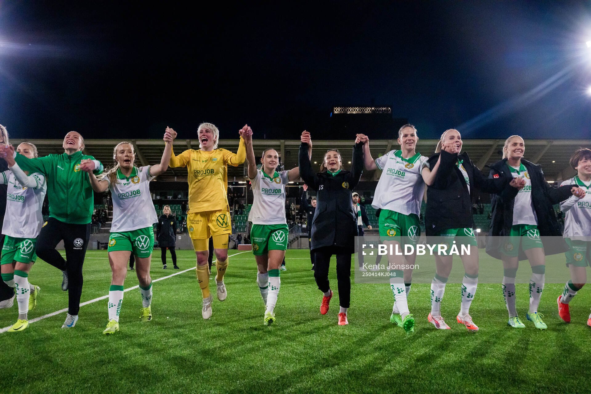 Hammarbys Smilla Holmberg, målvakt Moa Edrud, Emelie Joramo, Nadia Nadim, Emelie Bragstad, Stina Lennartsson och Alice Carlsson jublar efter fotbollsmatchen i Damallsvenskan mellan Hammarby och Rosengård den 14 april 2025 i Stockholm.