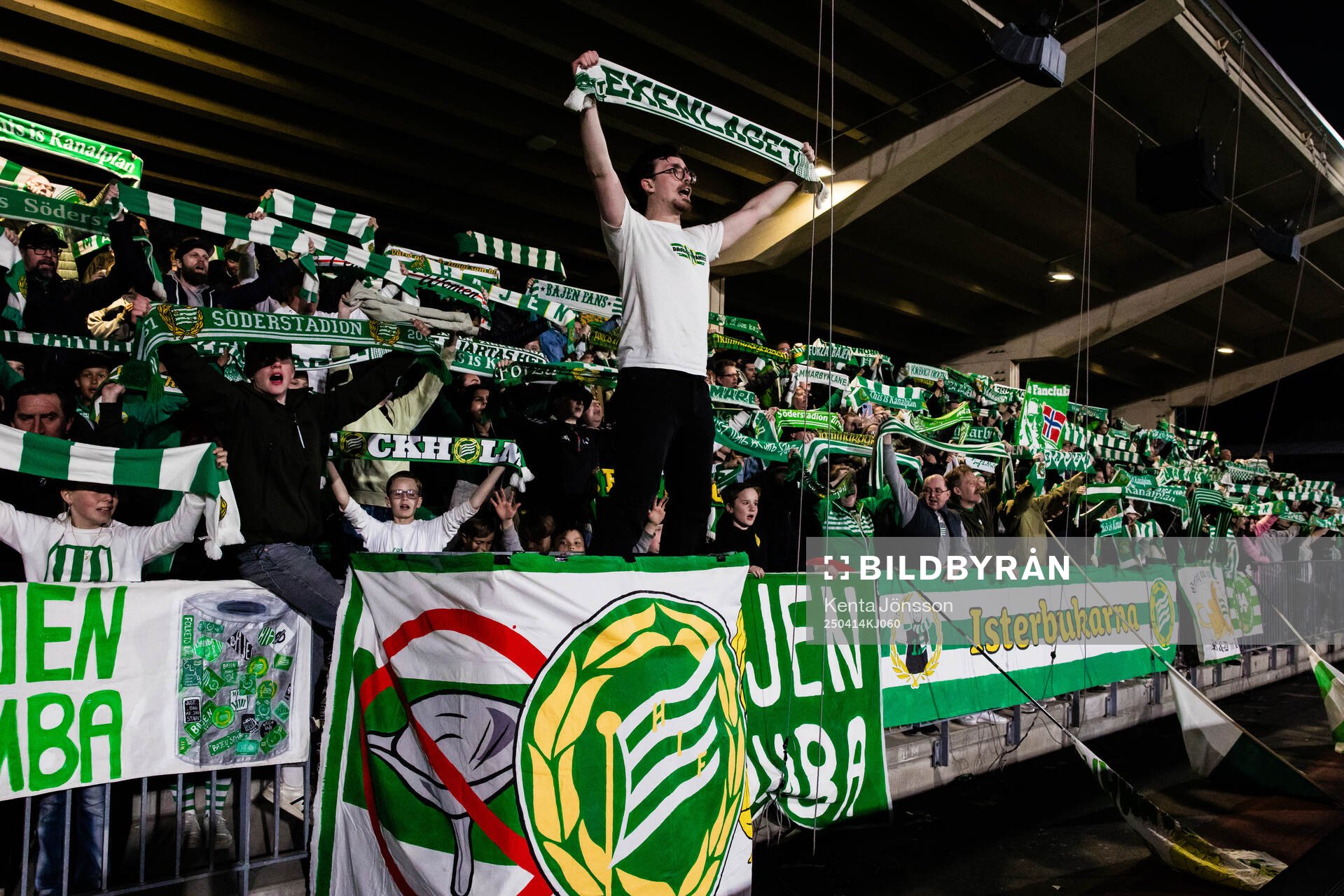 Hammarbys supportrar jublar