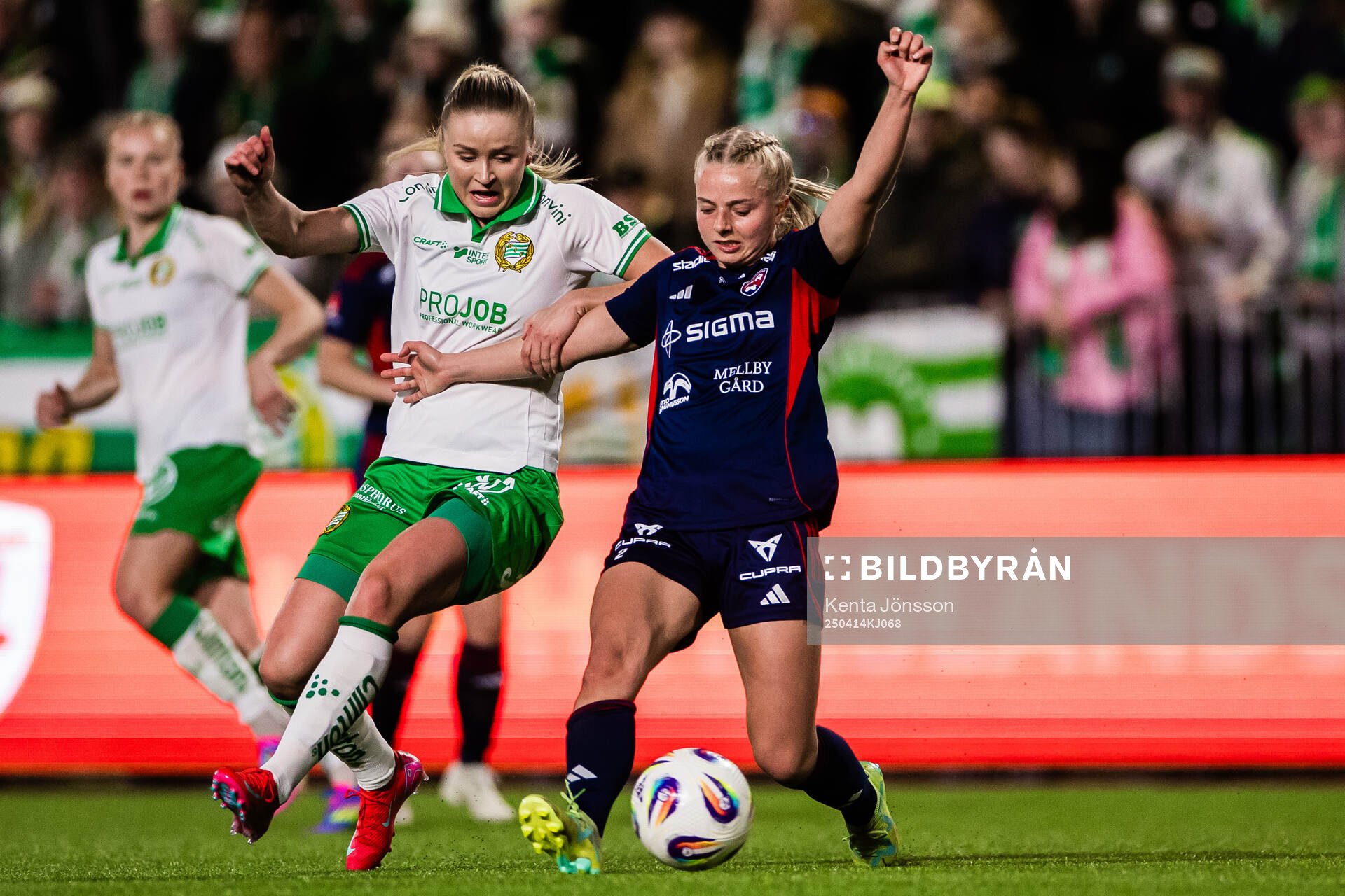 Hammarbys Anna Jøsendal och Rosengårds Emilie Woldvik under fotbollsmatchen i Damallsvenskan mellan Hammarby och Rosengård den 14 april 2025 i Stockholm.