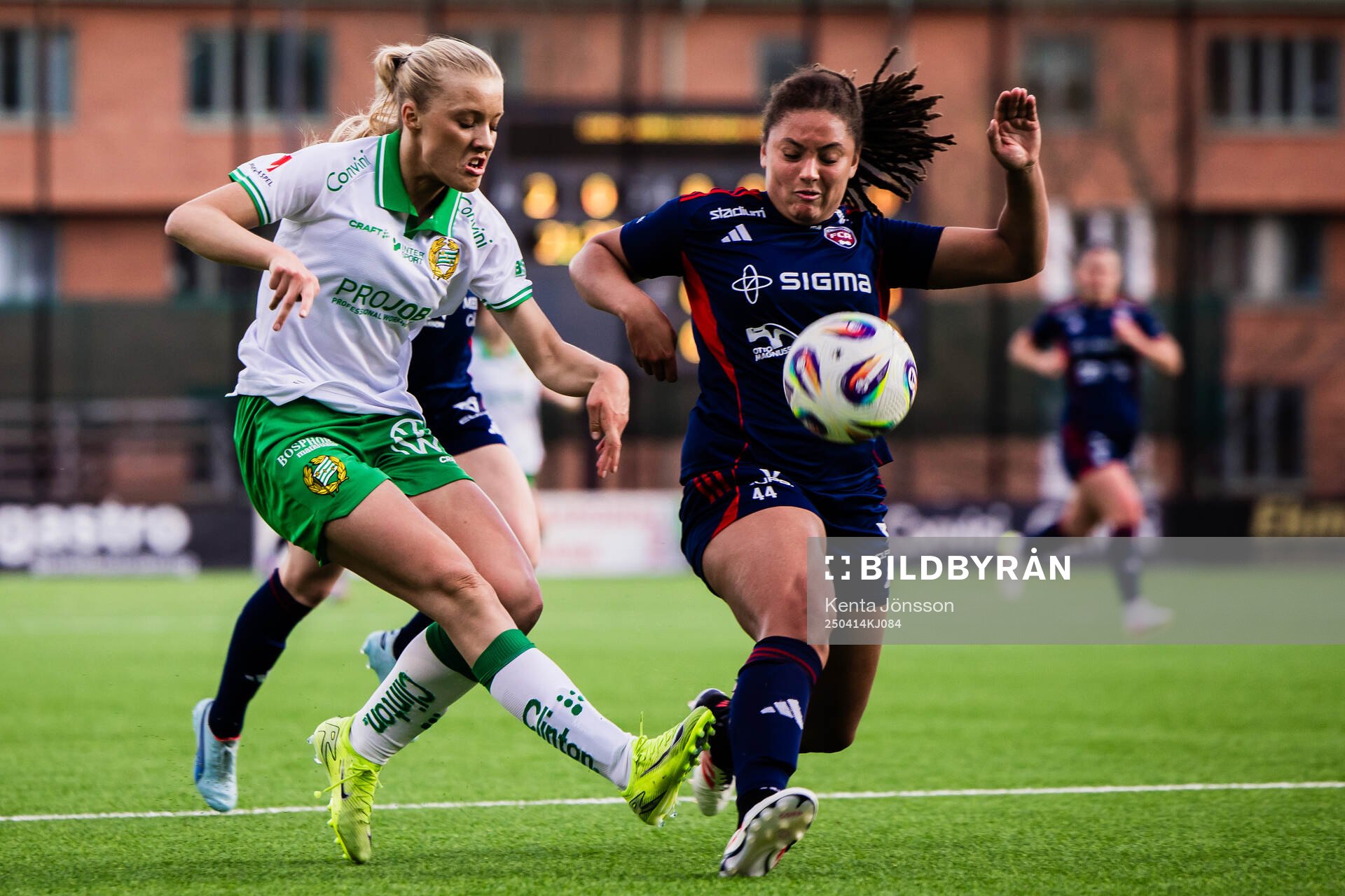 Hammarbys Smilla Holmberg och Rosengårds Jo-Anne Agbor