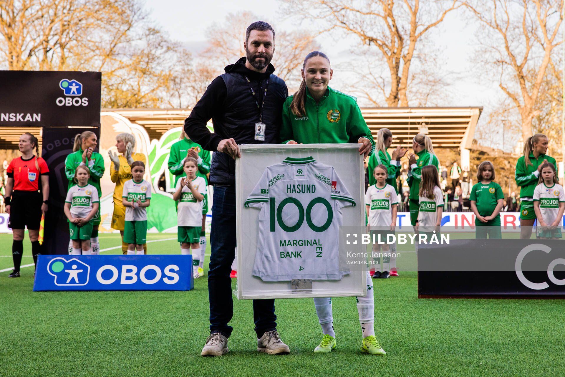 Hammarbys sportchef Johan Lager med Vilde Hasund som hyllas