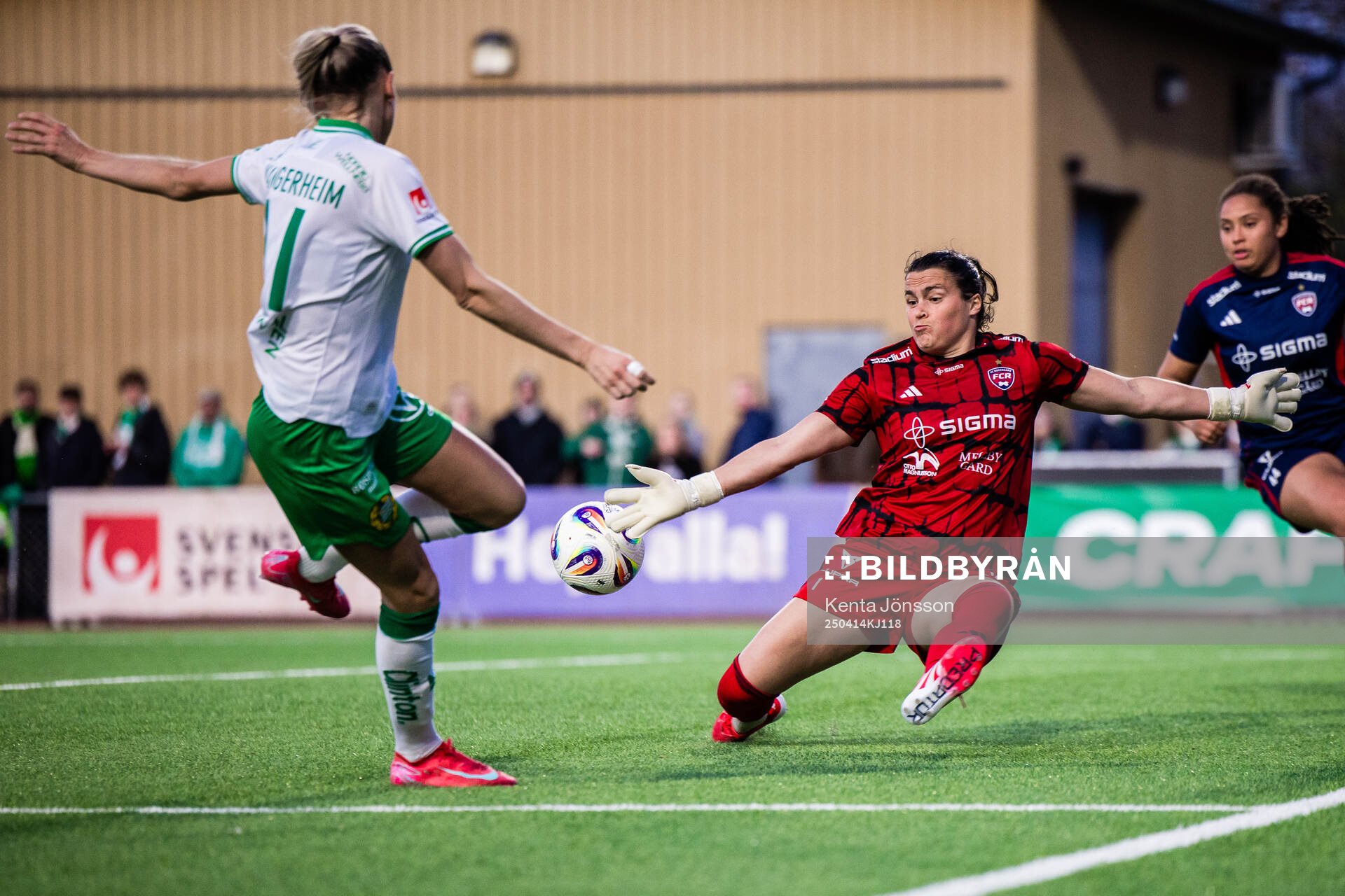 Hammarbys Ellen Wangerheim och Rosengårds målvakt Eartha