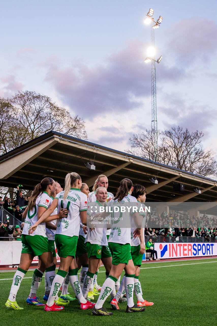 Hammarbys Vilde Hasund, Ellen Wangerheim, Emilie Joramo, Emelie Bragstad, Smilla Vallotto och Asato Miyagawa jublar efter 4-0 under fotbollsmatchen i Damallsvenskan mellan Hammarby och Rosengård den 14 april 2025 i Stockholm. 