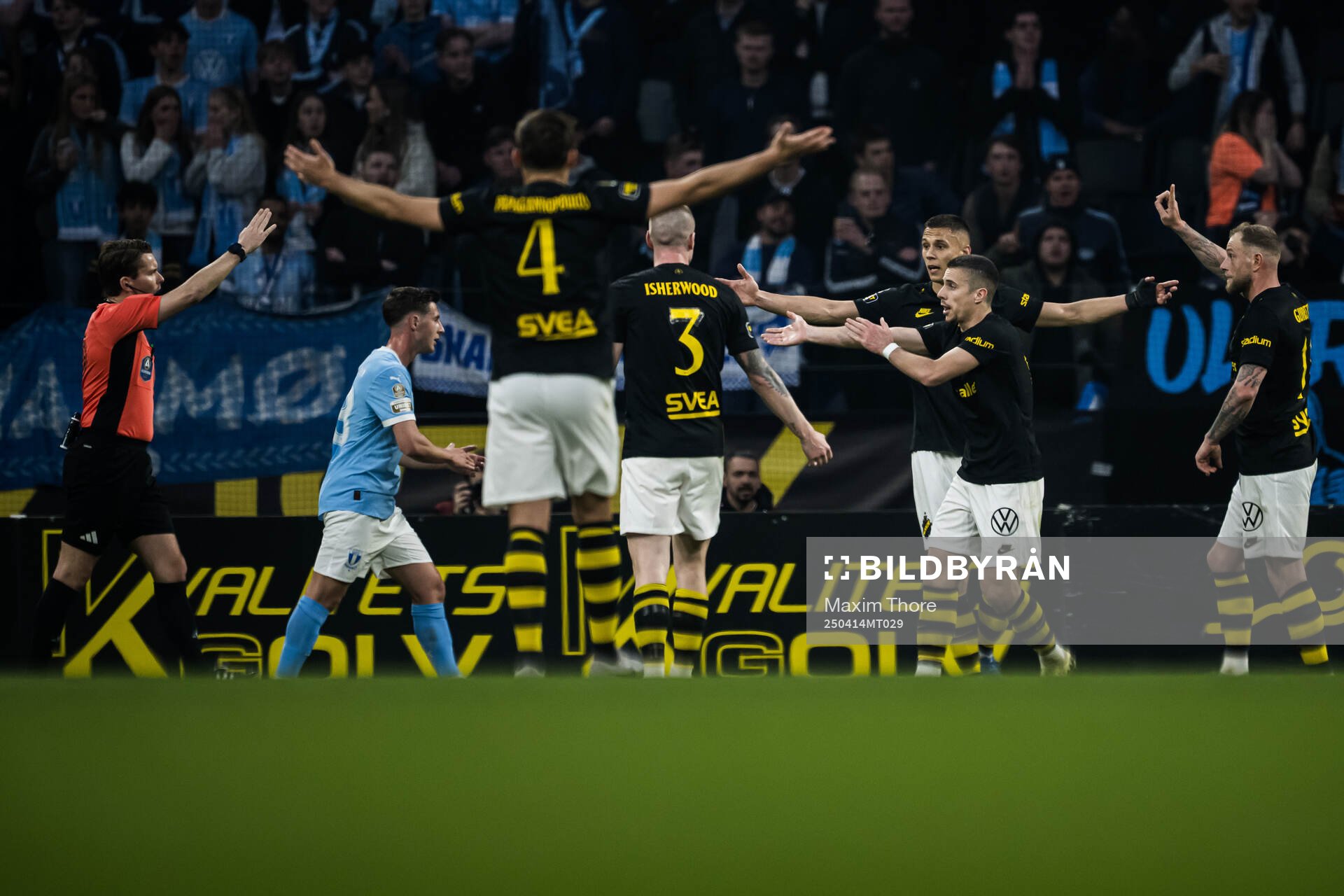AIKs Dino Besirovic och John Guidetti reagerar mot domare